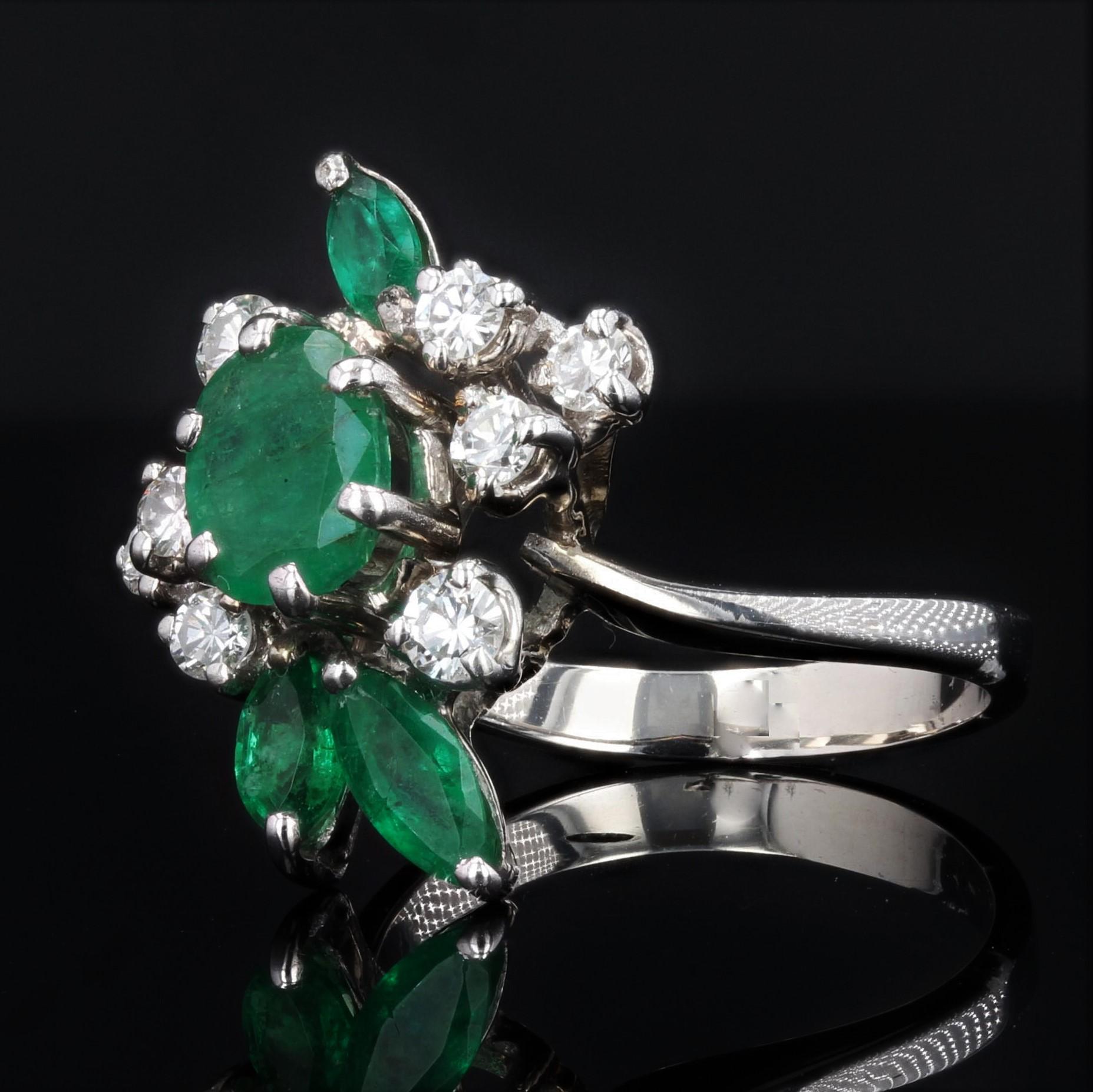 French 1970s Emerald Diamond 18 Carat White Gold Ring For Sale 3
