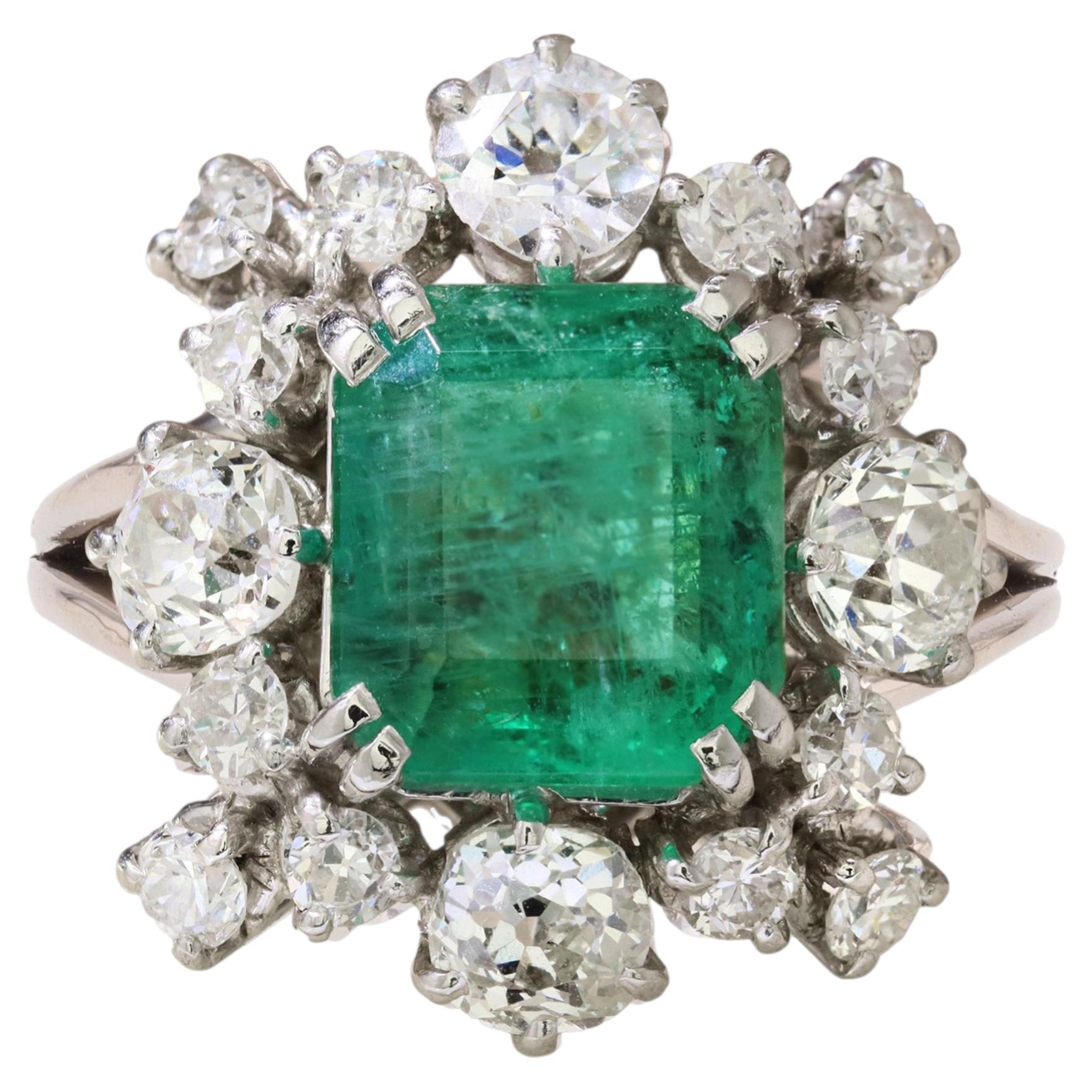 Anillo francés de oro blanco de 18 quilates con diamantes esmeralda de los años 70