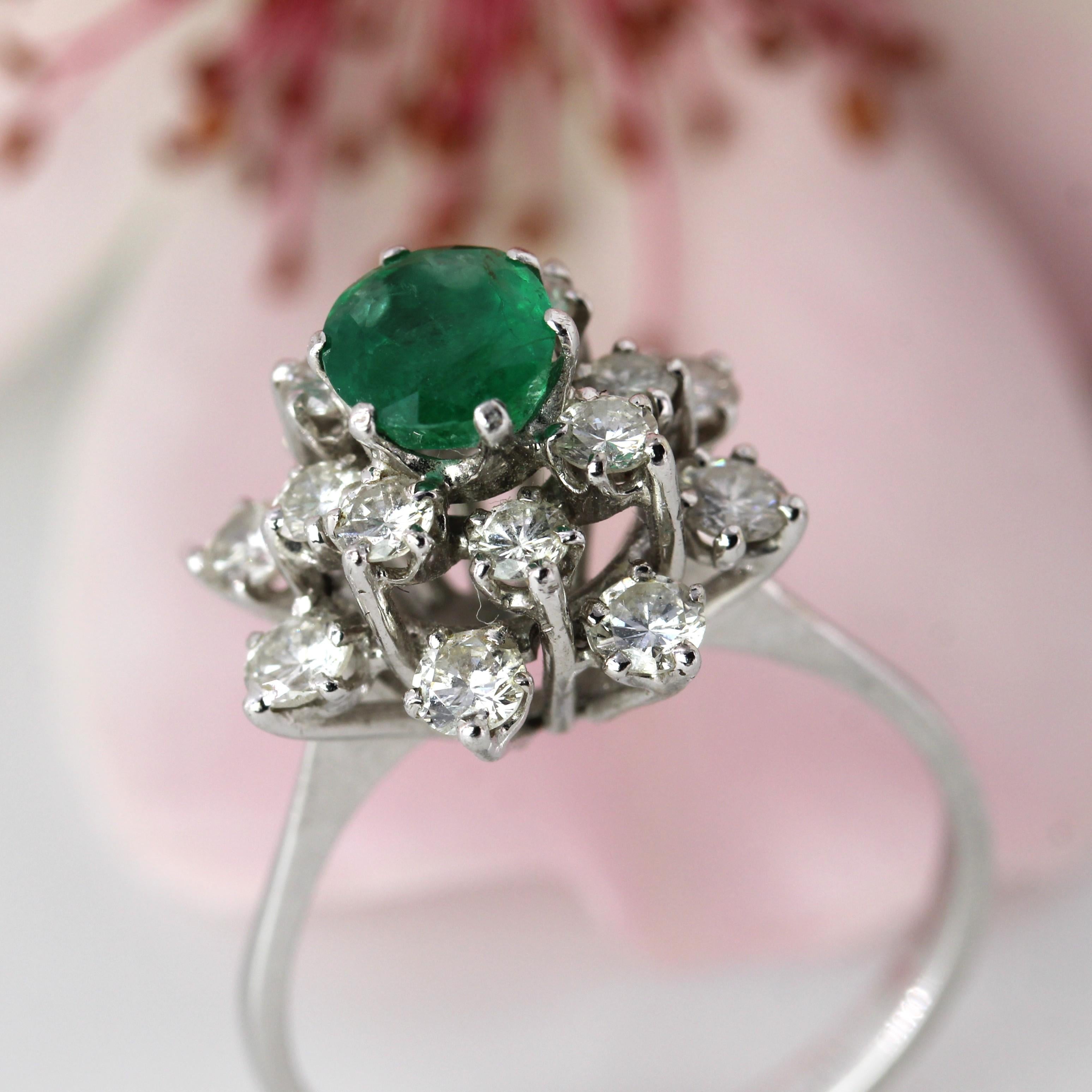 Französischer 1970er Smaragd Diamanten 18 Karat Weißgold Cocktail Ring im Angebot 4