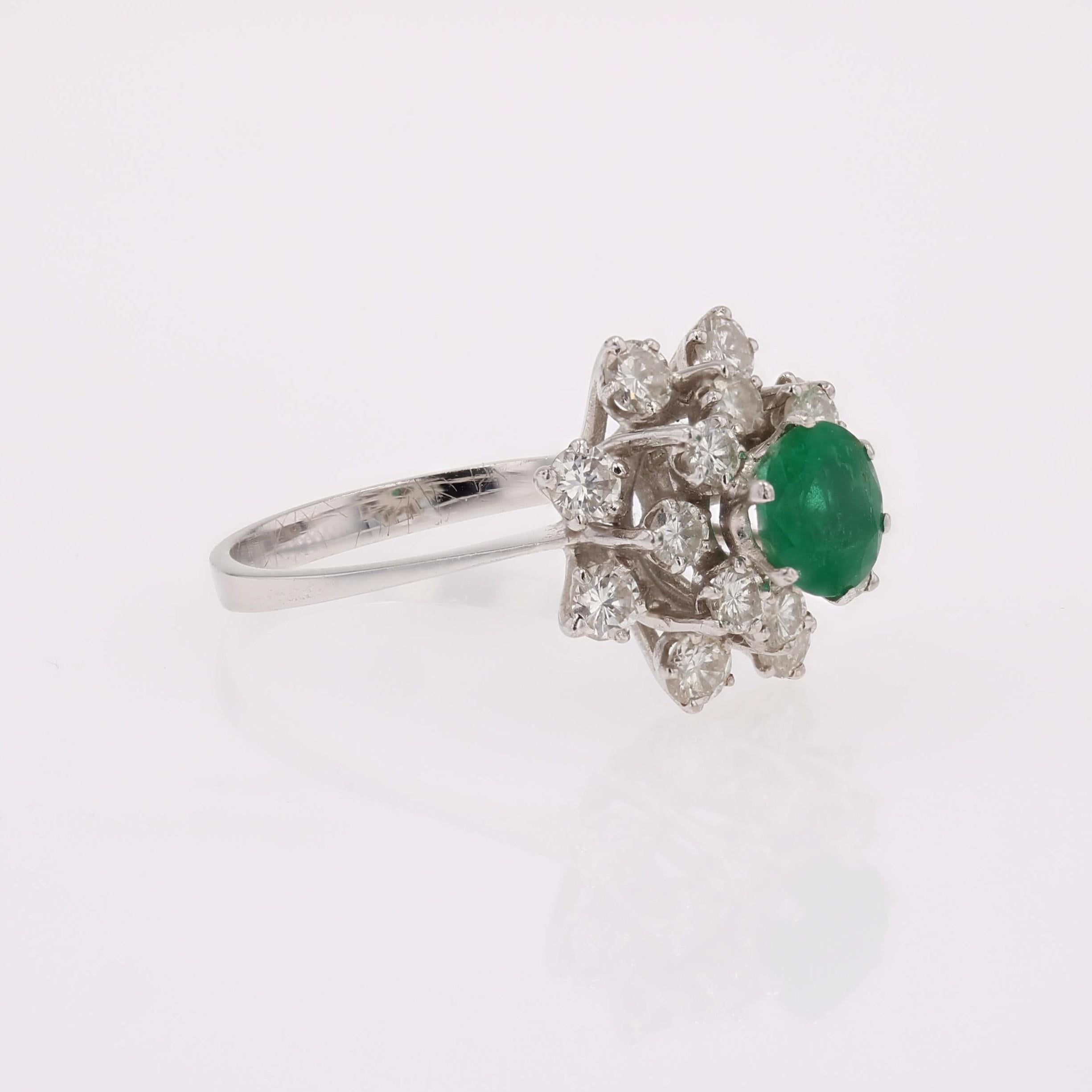 Französischer 1970er Smaragd Diamanten 18 Karat Weißgold Cocktail Ring im Angebot 5