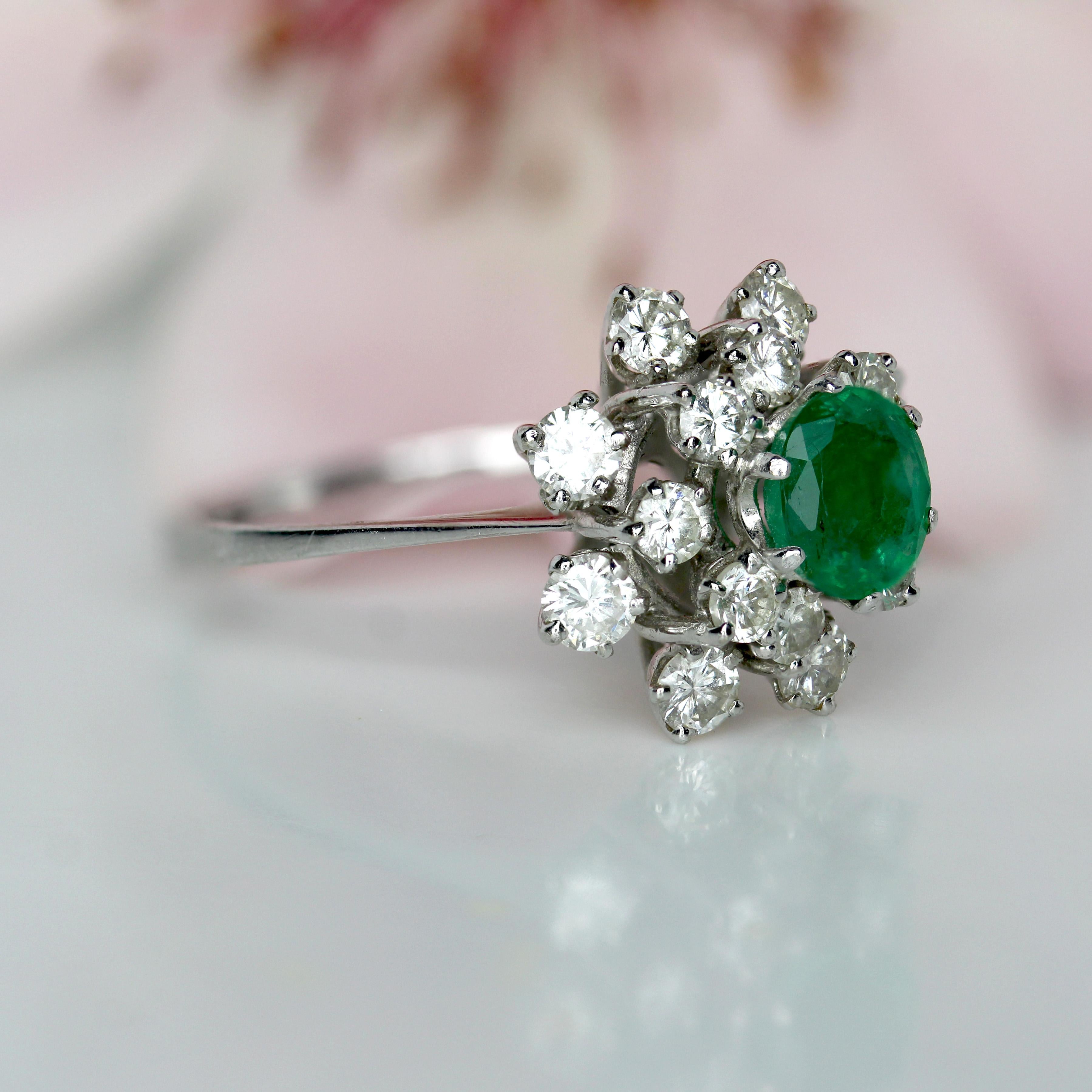 Französischer 1970er Smaragd Diamanten 18 Karat Weißgold Cocktail Ring im Angebot 6