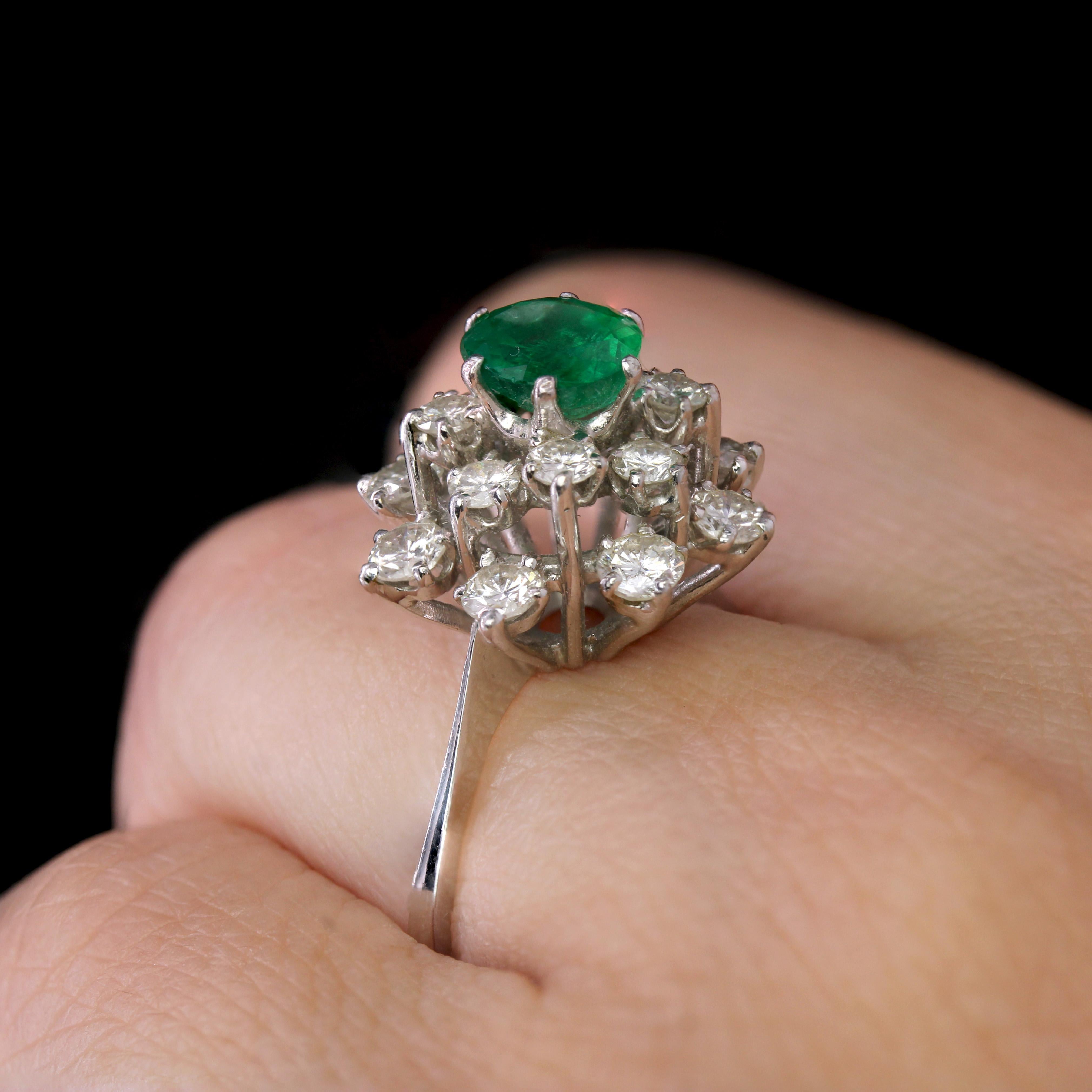 Französischer 1970er Smaragd Diamanten 18 Karat Weißgold Cocktail Ring im Angebot 7