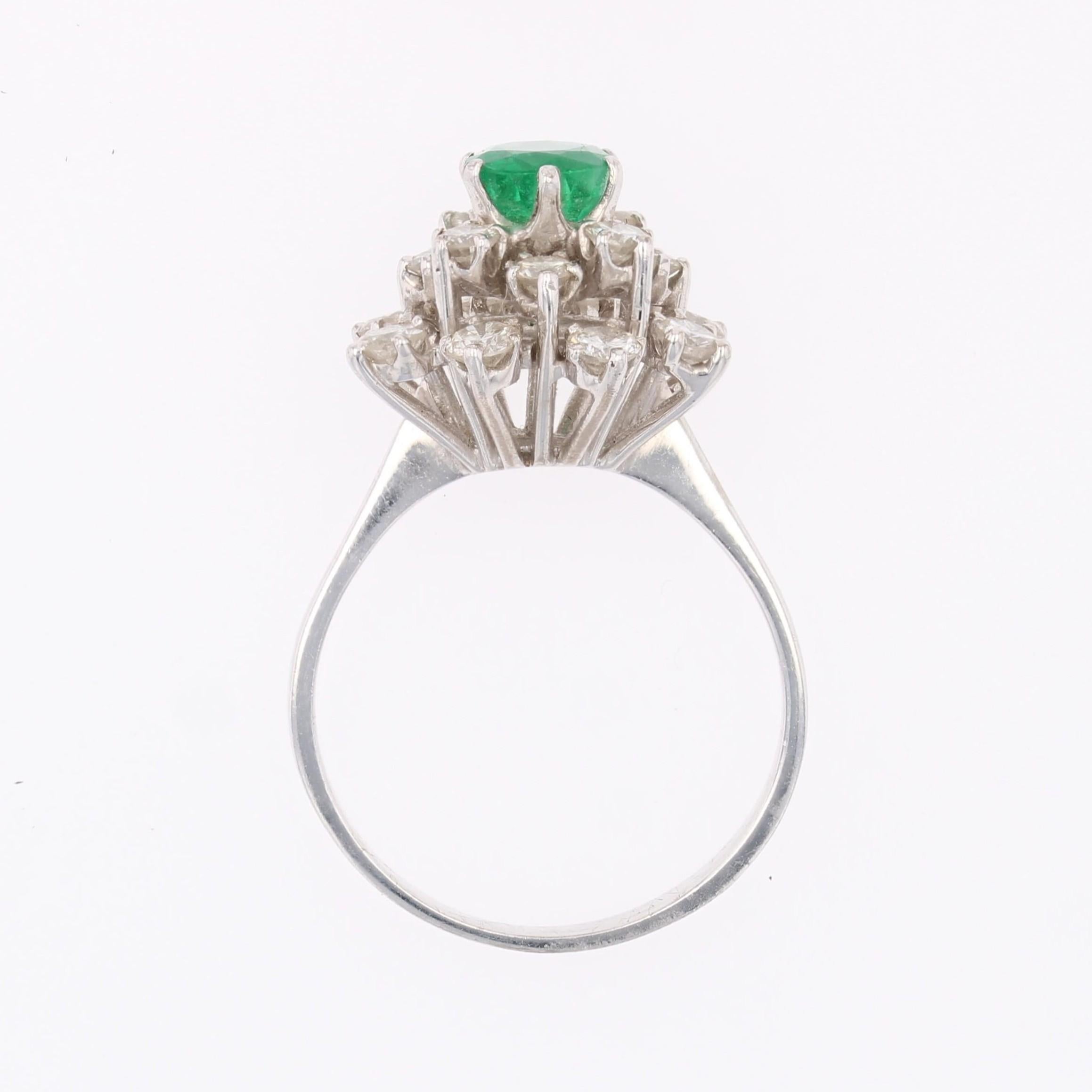 Französischer 1970er Smaragd Diamanten 18 Karat Weißgold Cocktail Ring im Angebot 8