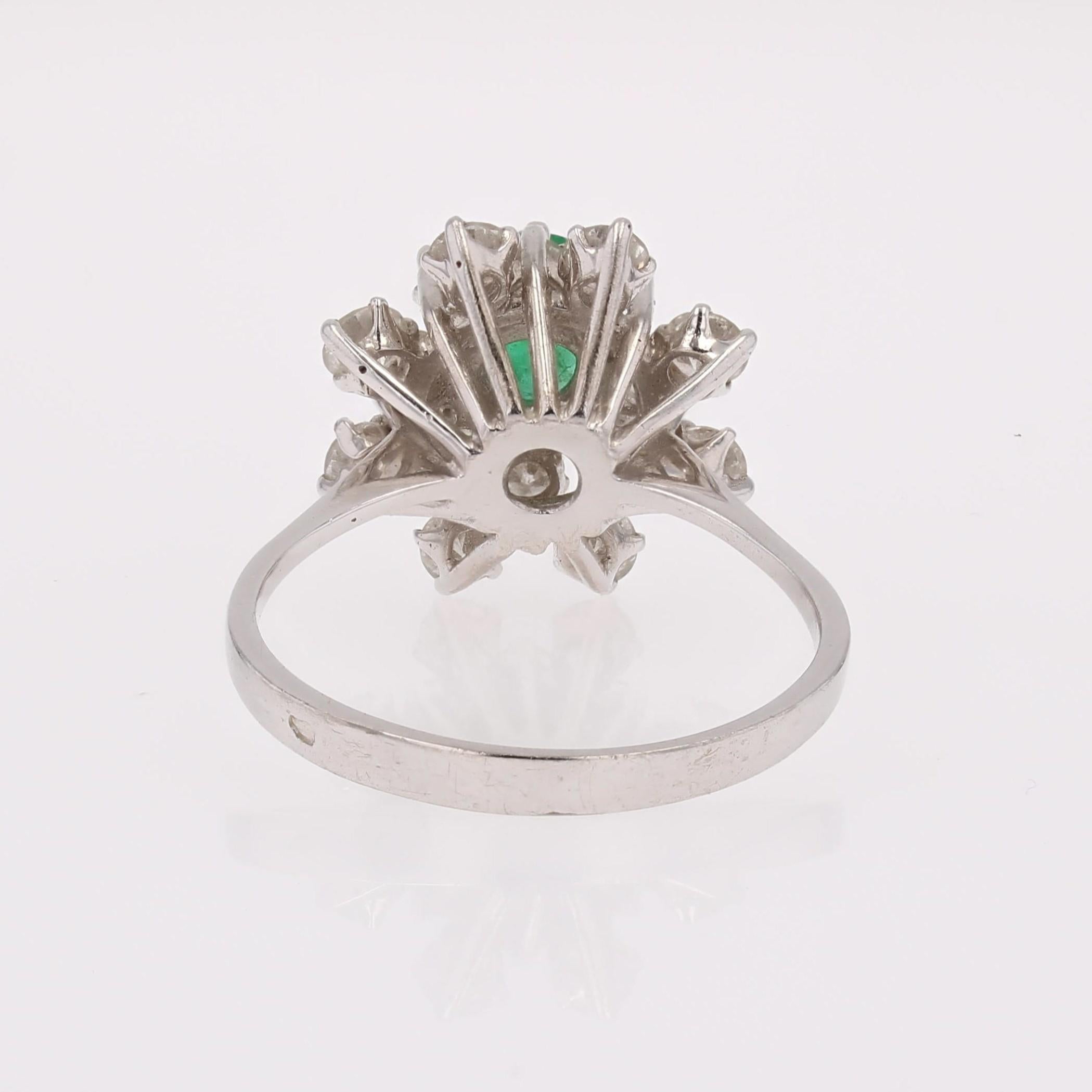 Französischer 1970er Smaragd Diamanten 18 Karat Weißgold Cocktail Ring im Angebot 9