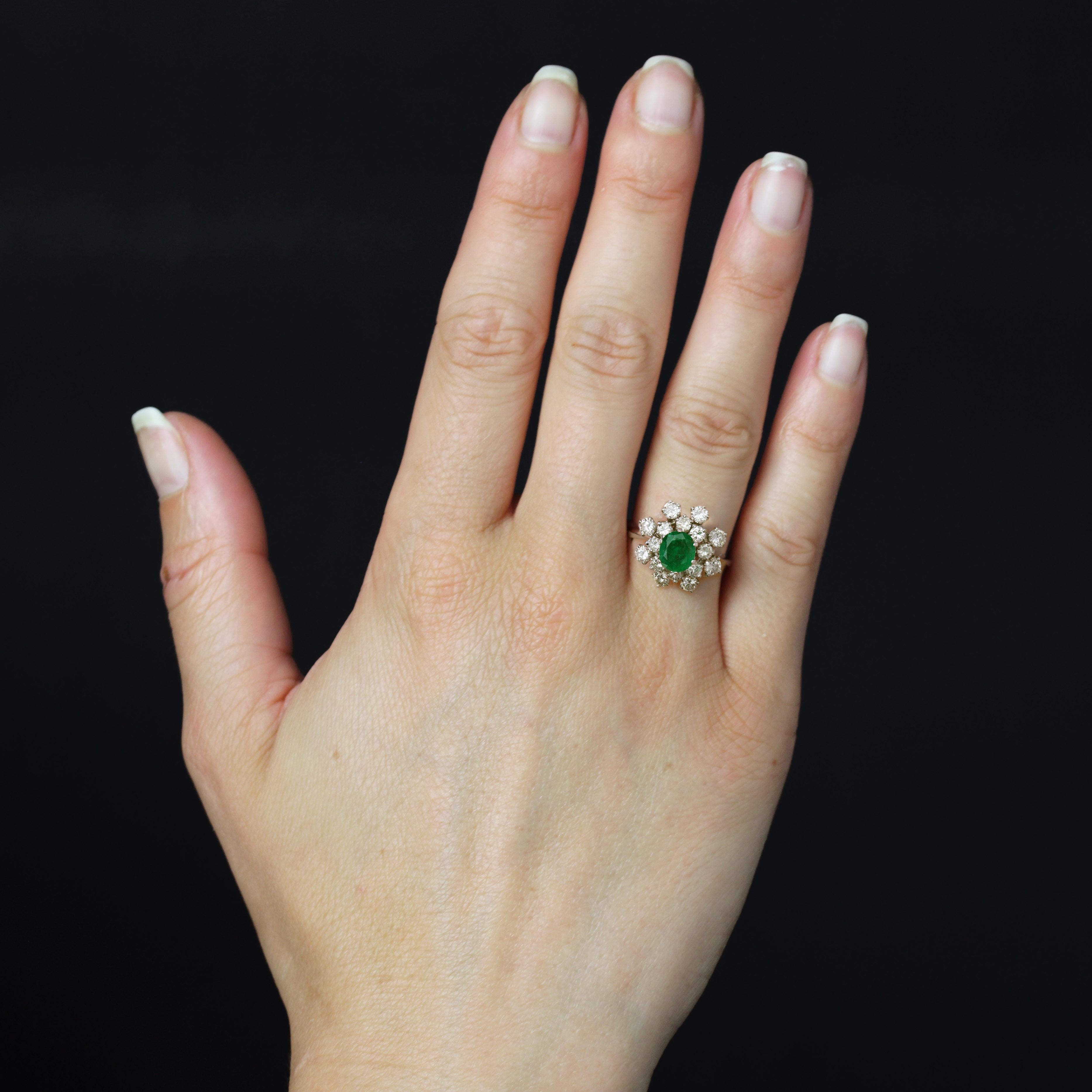 Ring aus 18 Karat Weißgold, Adlerkopfpunze.
Charakteristisch für die Cocktailringe seiner Zeit ist die erhabene Golddrahtfassung dieses Vintage-Rings mit einem ovalen Smaragd in der Mitte, der mit 6 Krallen gefasst ist, umgeben von einer Doppelreihe