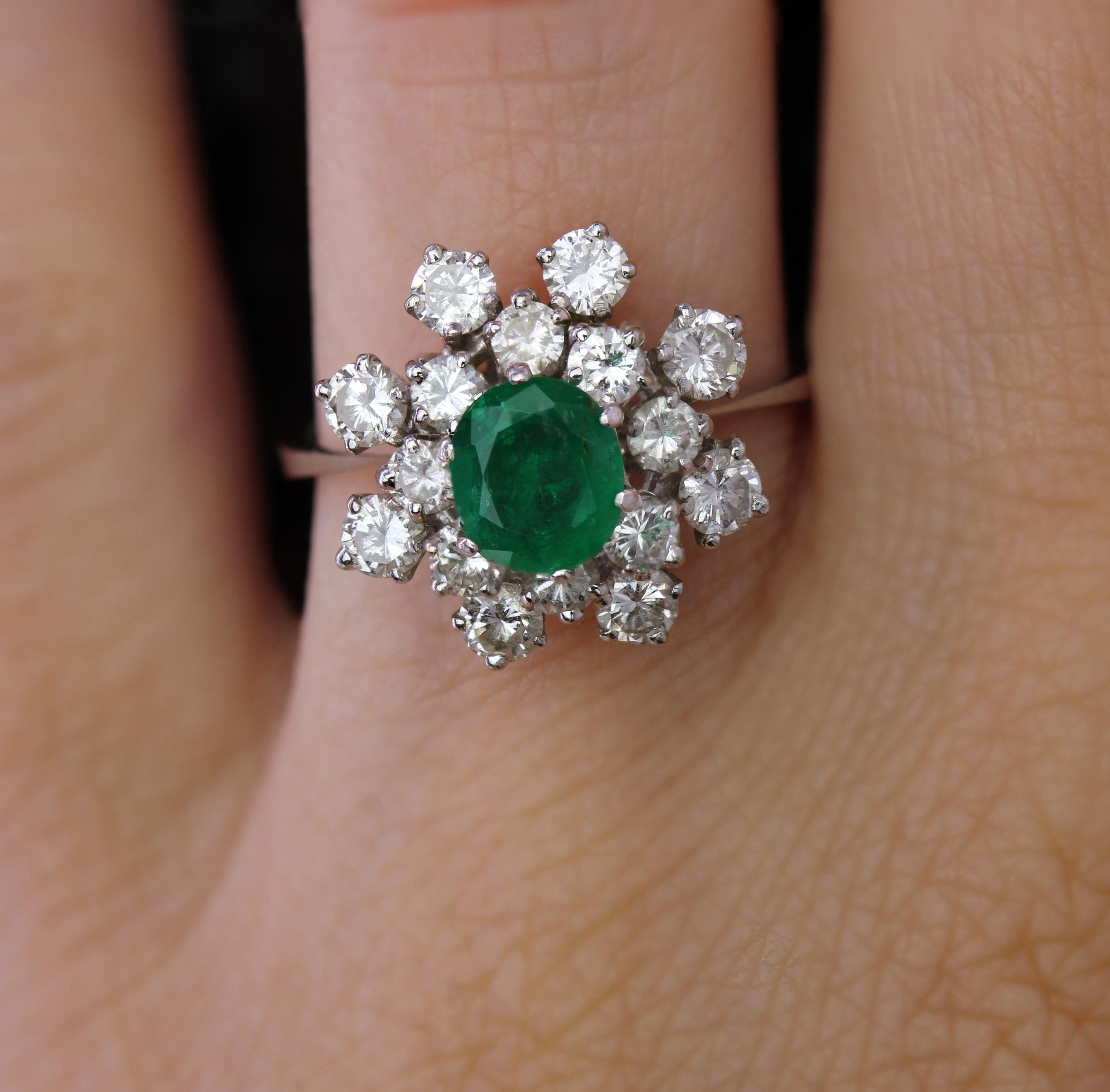Französischer 1970er Smaragd Diamanten 18 Karat Weißgold Cocktail Ring (Ovalschliff) im Angebot