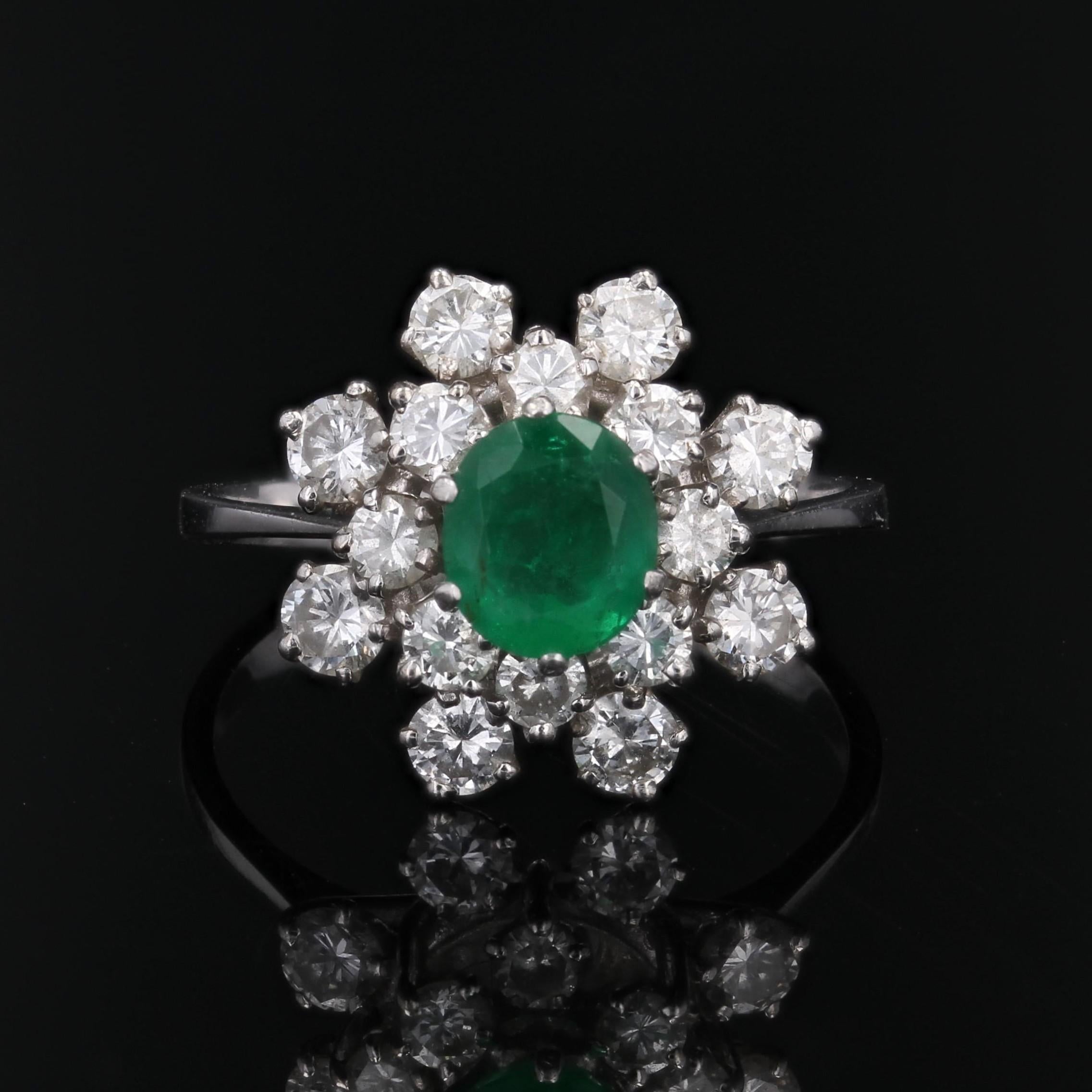 Französischer 1970er Smaragd Diamanten 18 Karat Weißgold Cocktail Ring im Zustand „Gut“ im Angebot in Poitiers, FR