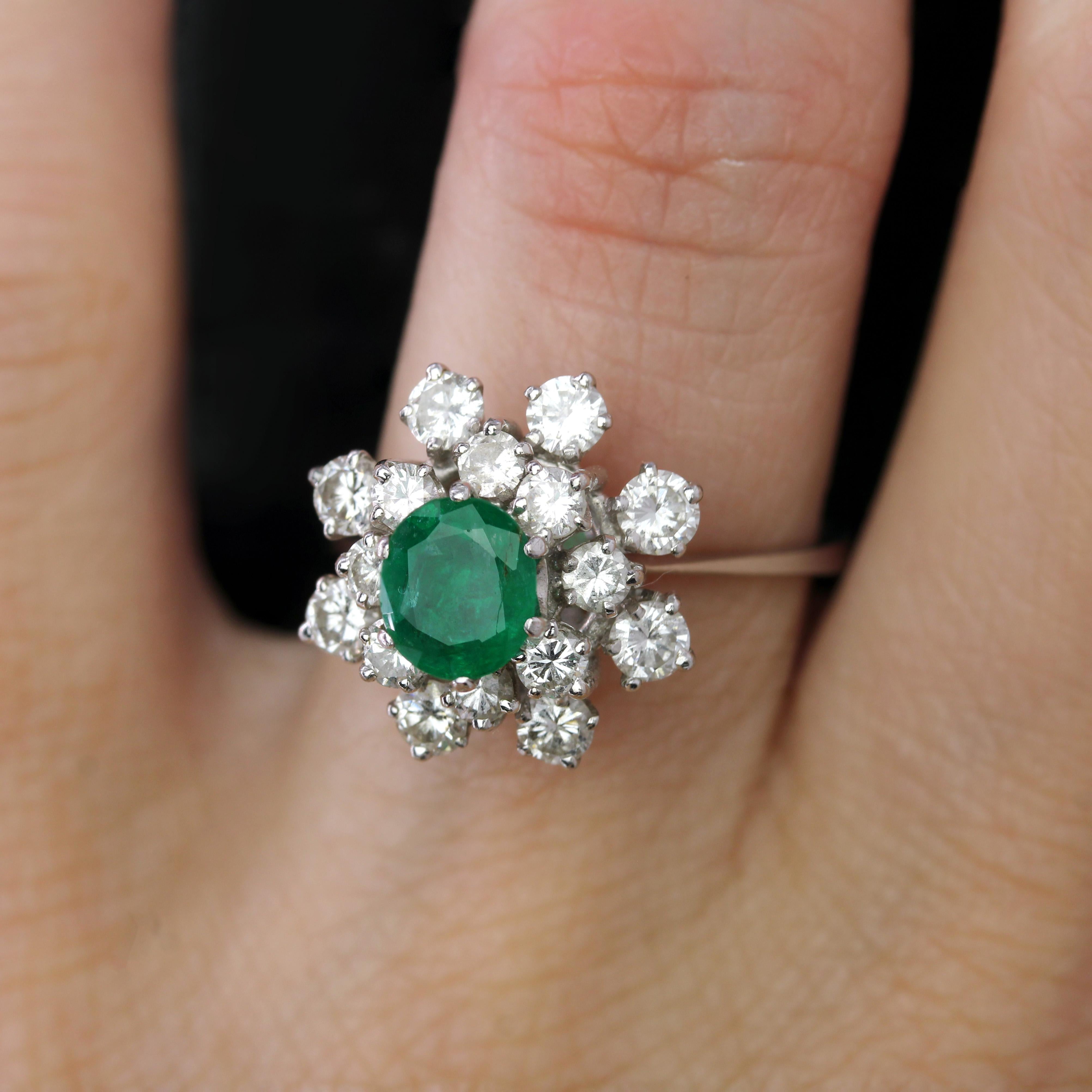 Französischer 1970er Smaragd Diamanten 18 Karat Weißgold Cocktail Ring Damen im Angebot