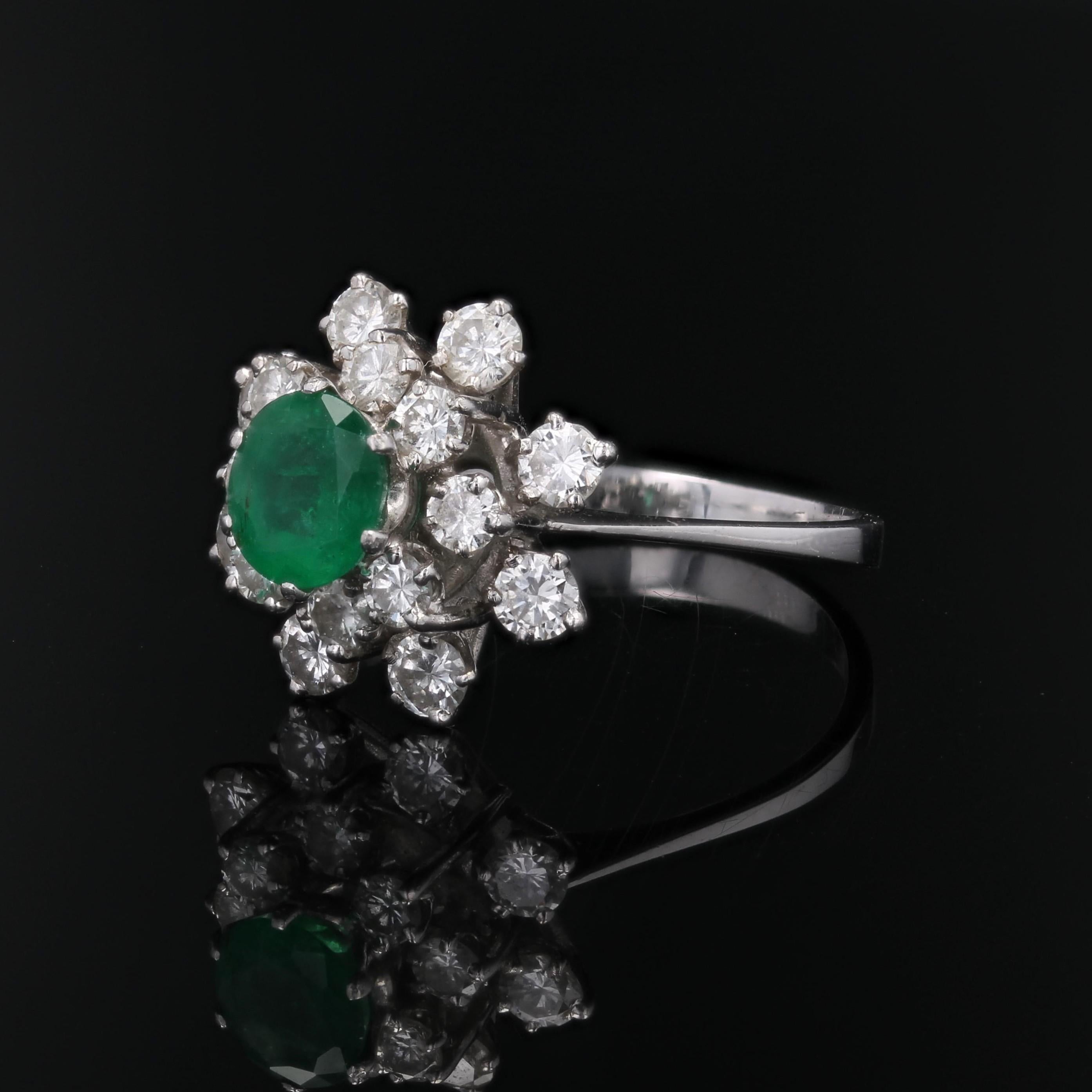 Französischer 1970er Smaragd Diamanten 18 Karat Weißgold Cocktail Ring im Angebot 1