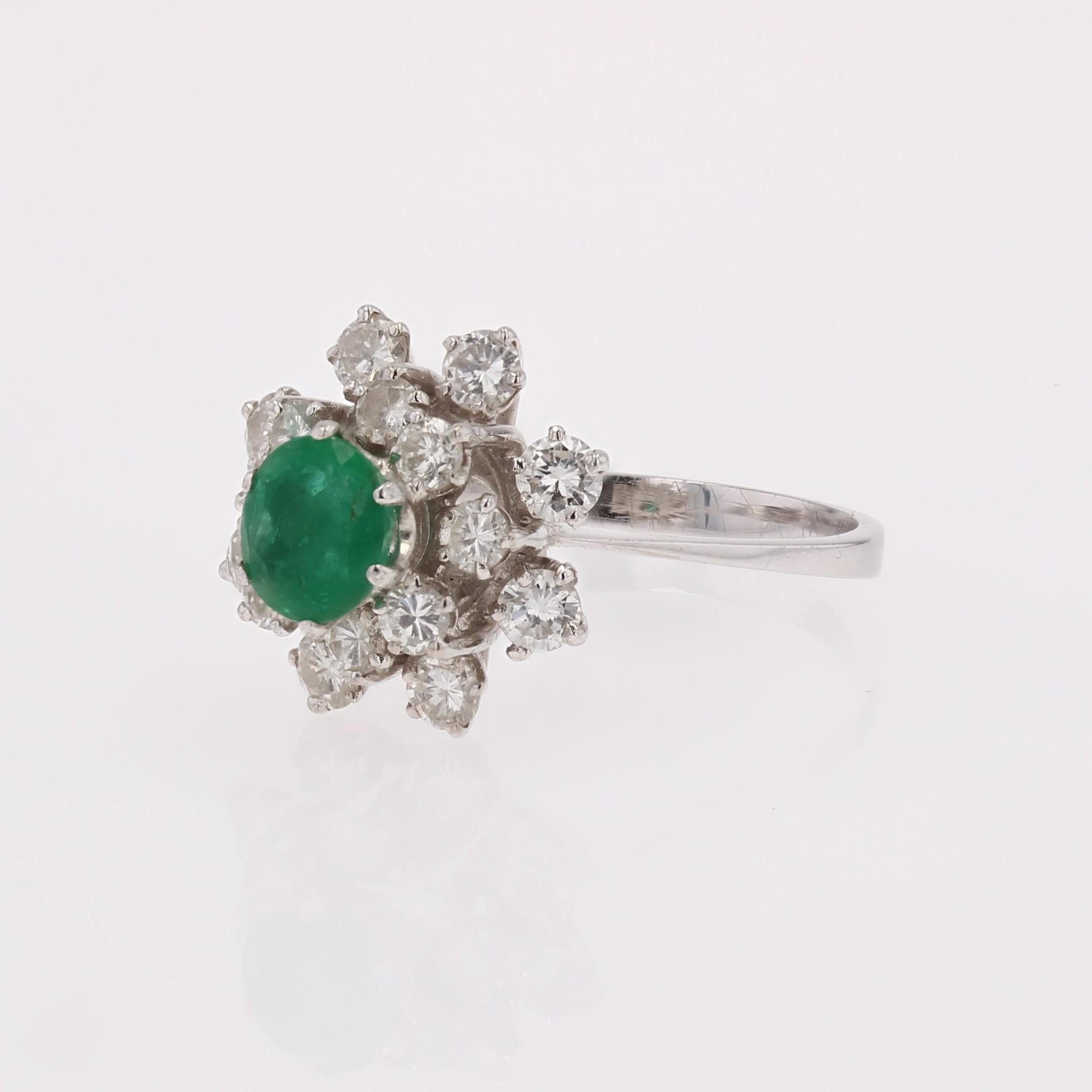 Französischer 1970er Smaragd Diamanten 18 Karat Weißgold Cocktail Ring im Angebot 2