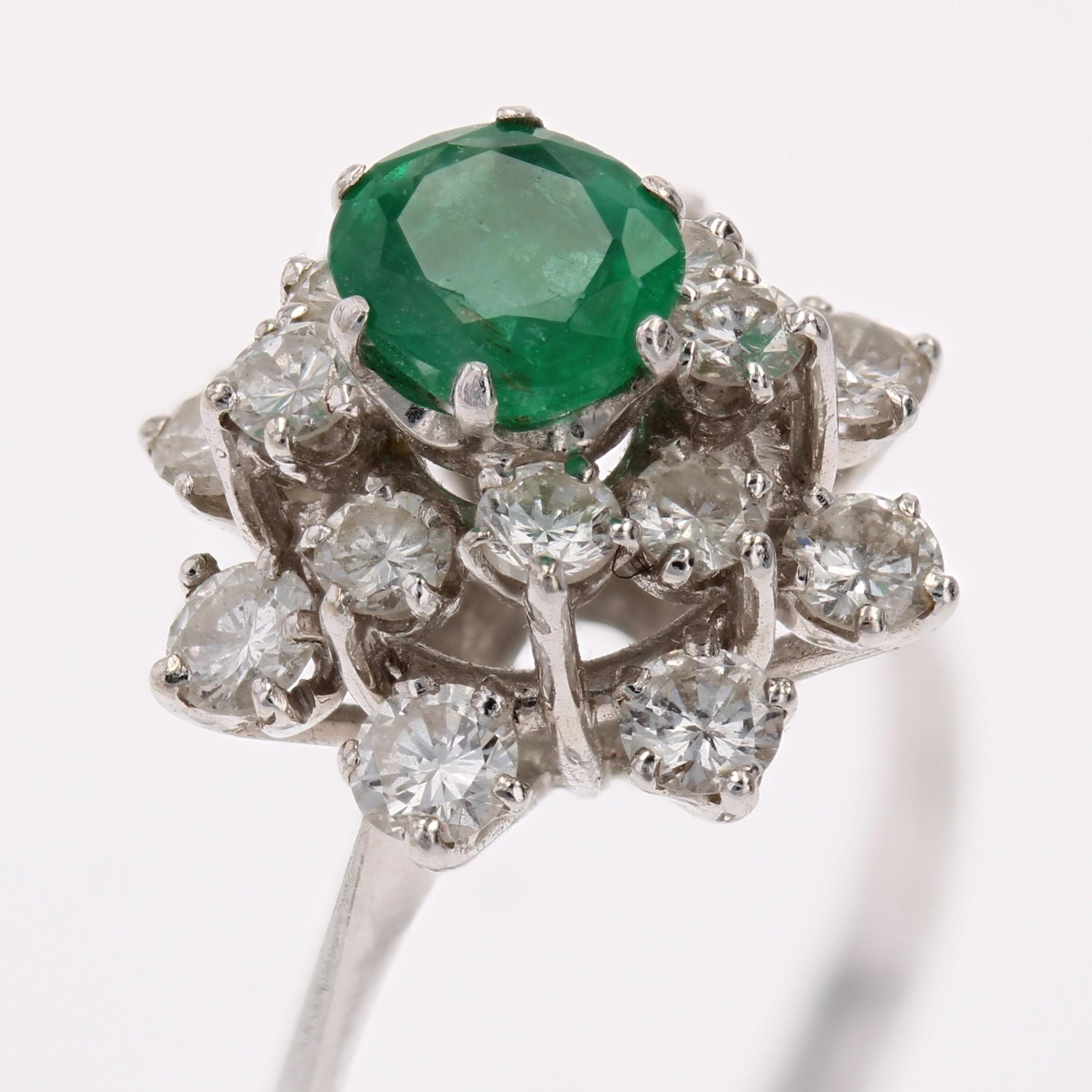 Französischer 1970er Smaragd Diamanten 18 Karat Weißgold Cocktail Ring im Angebot 3