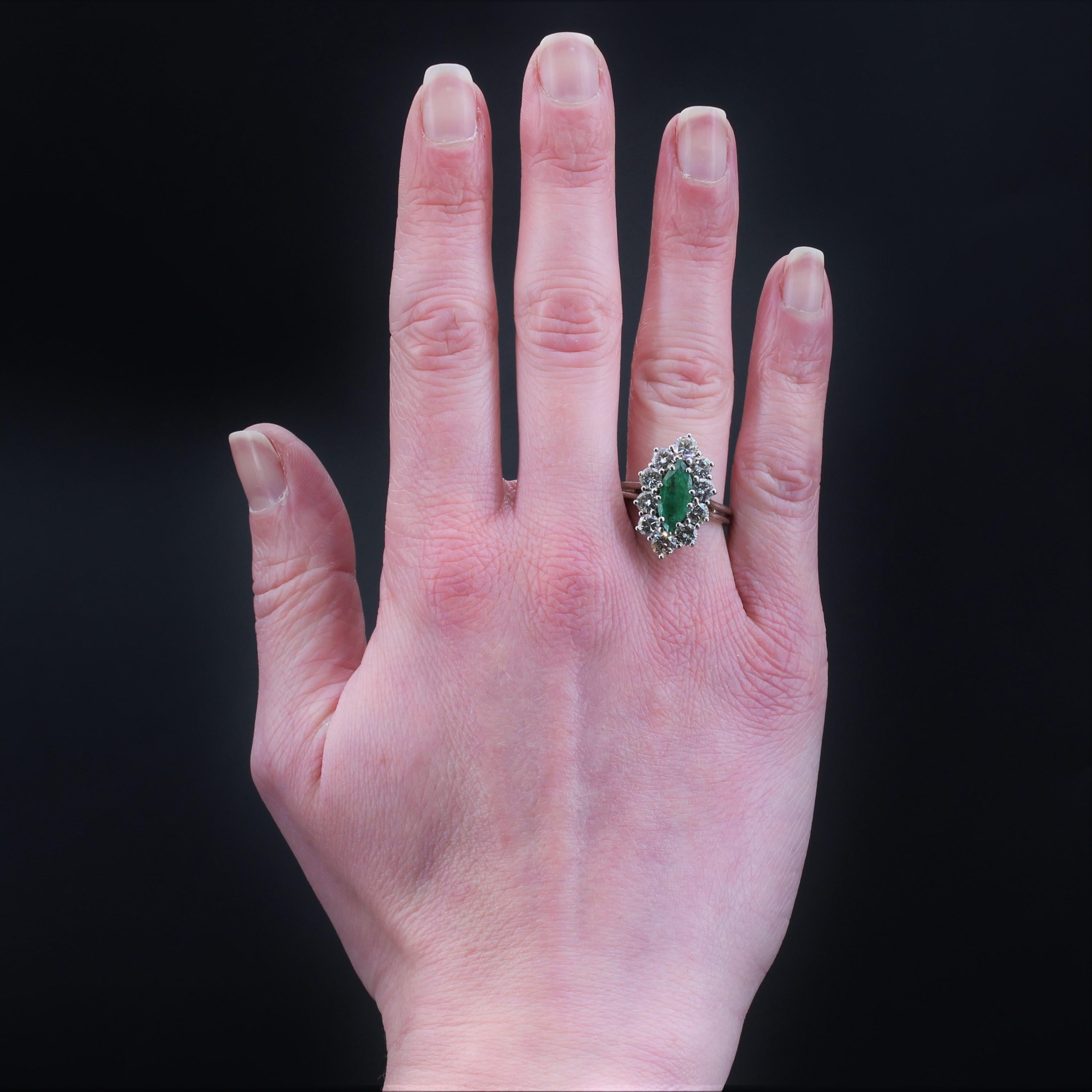 Ring in 18 karat white gold, eagle head hallmark.
Called a marquise ring because of its shuttle shape, this retro ring is set with claws in the center, with a marquise-cut emerald, in a surround of modern brilliant-cut diamonds. The ring, like the