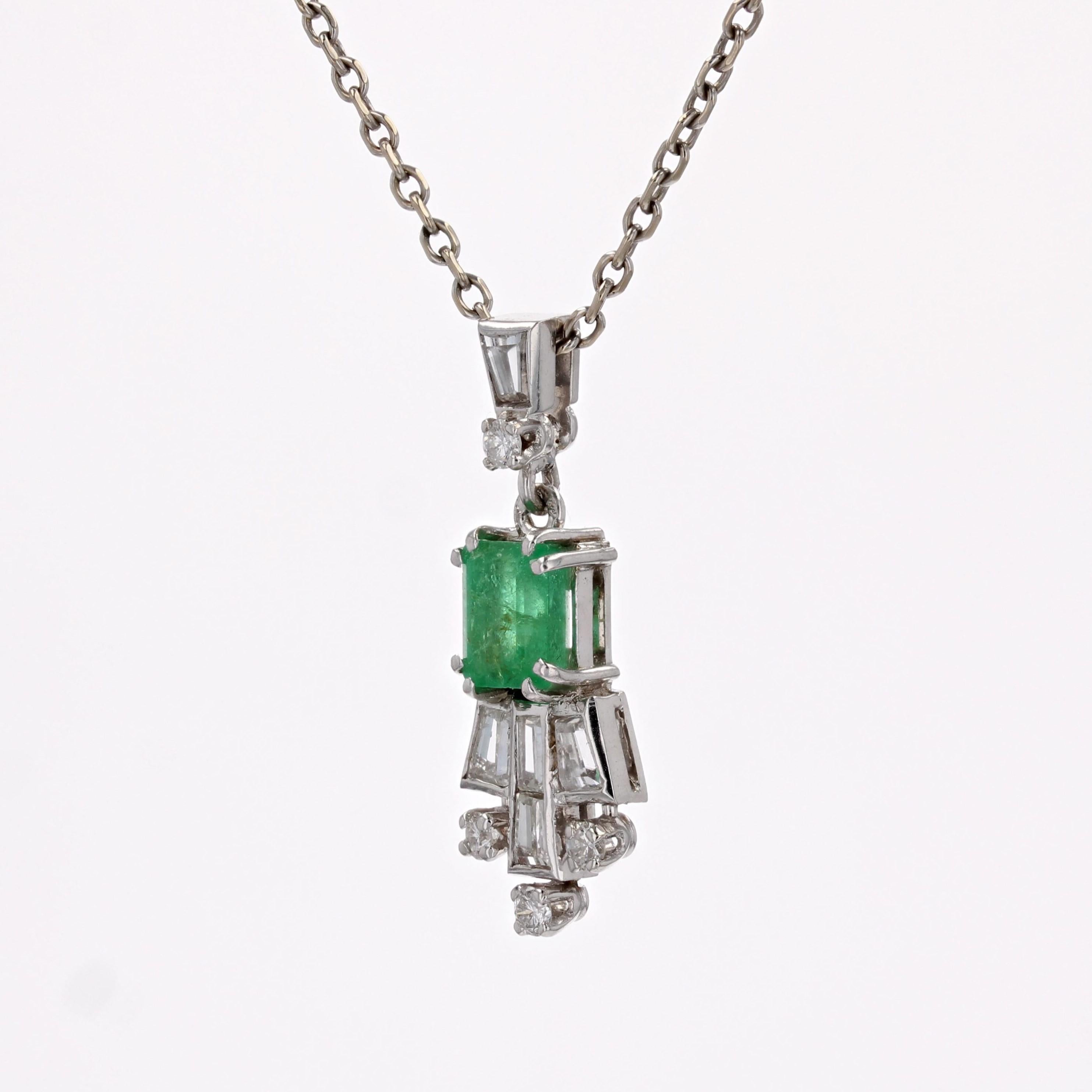 French 1970s Emerald Diamonds 18 Karat White Gold Pendant In Good Condition For Sale In Poitiers, FR