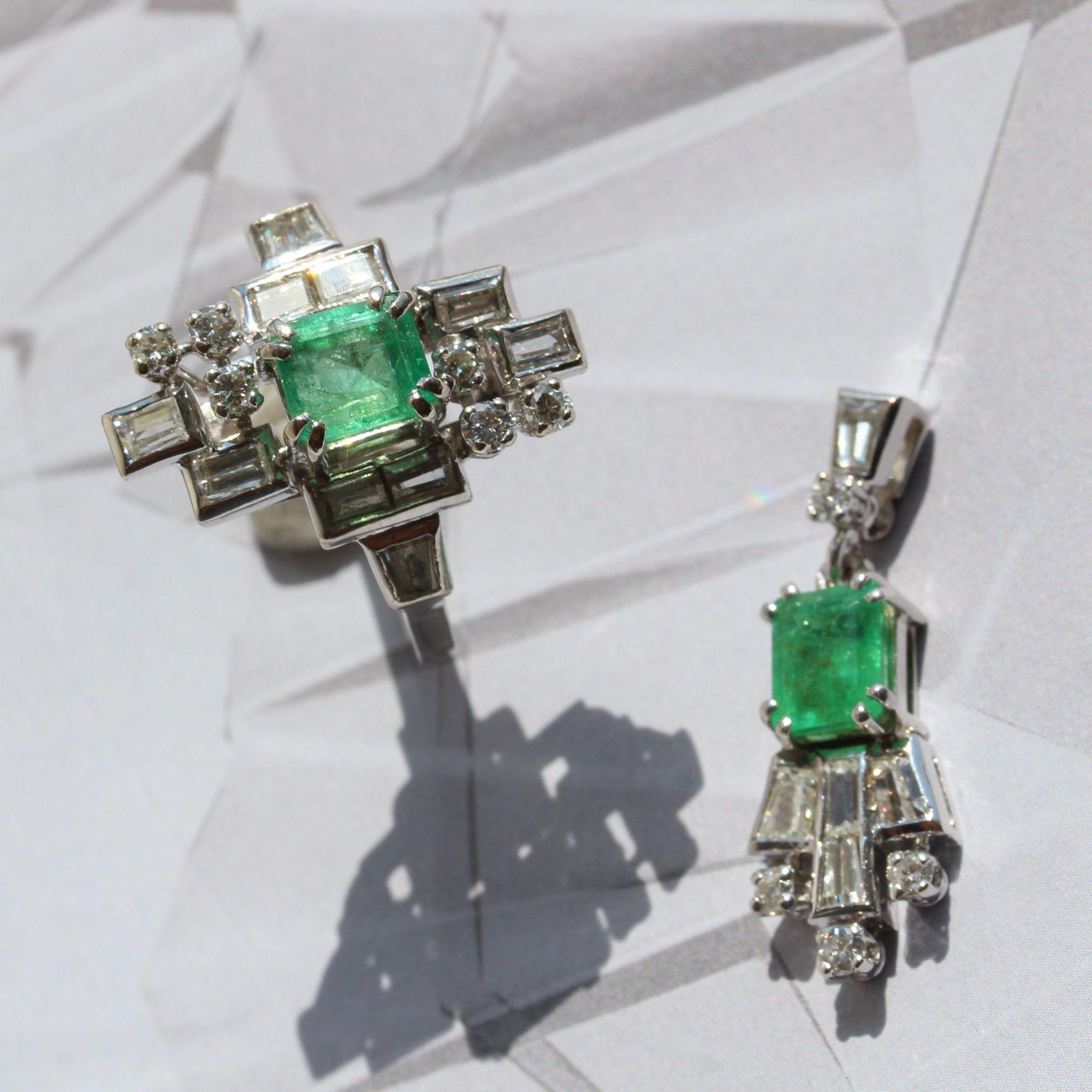 French 1970s Emerald Diamonds 18 Karat White Gold Pendant For Sale 2