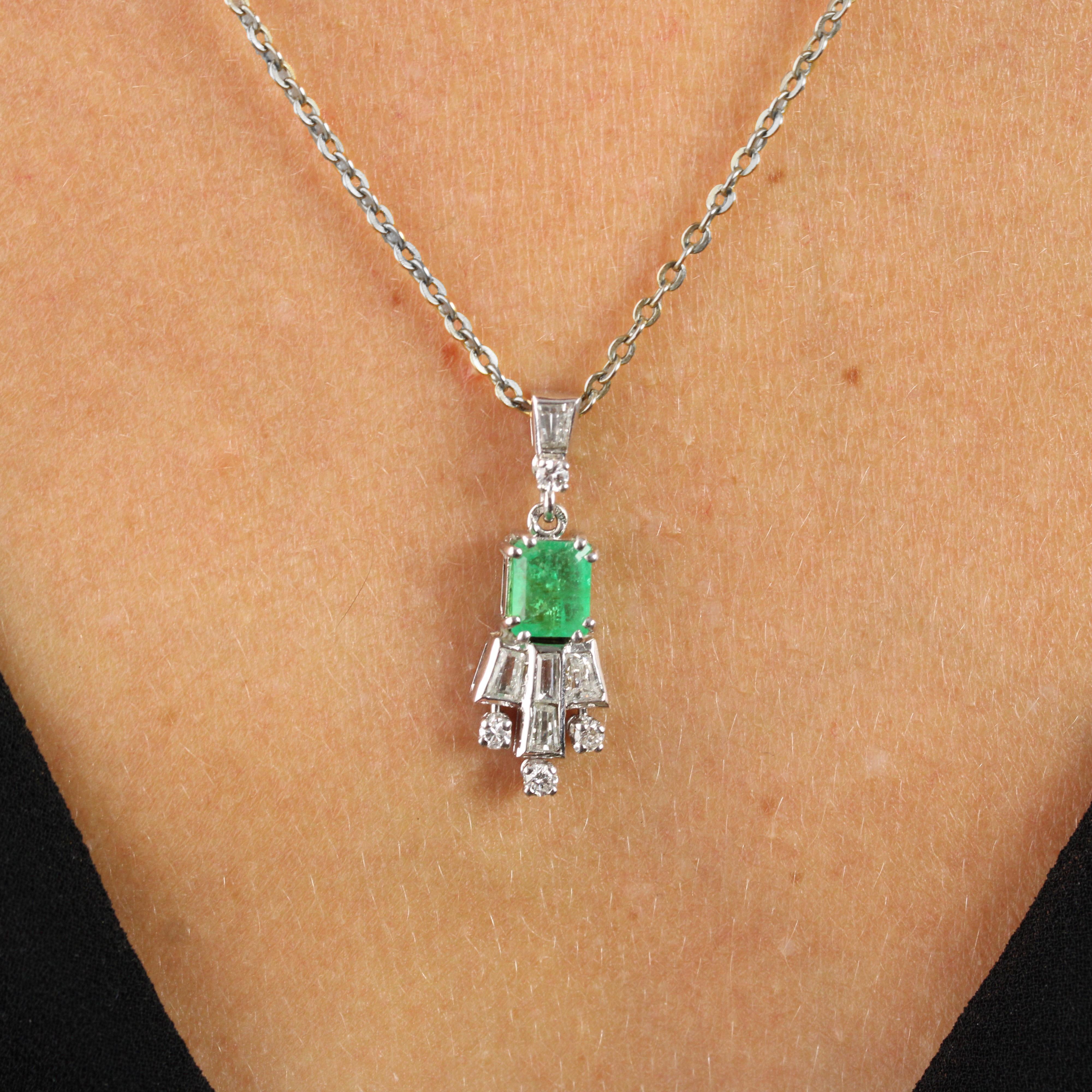 French 1970s Emerald Diamonds 18 Karat White Gold Pendant For Sale 2