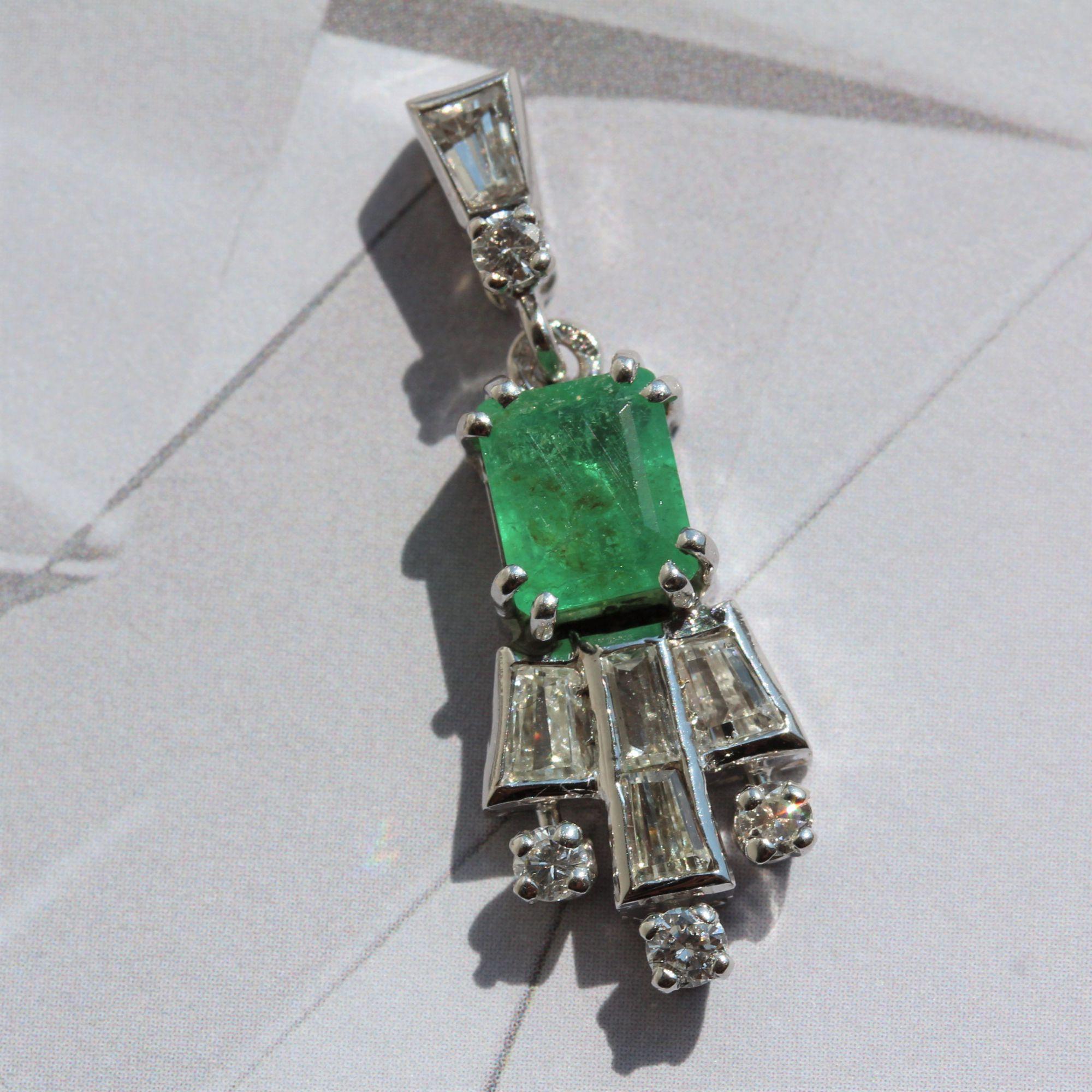 French 1970s Emerald Diamonds 18 Karat White Gold Pendant For Sale 3