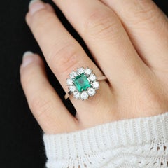 Französischer 1970er Smaragd Diamanten 18 Karat Weißgold Platin Daisy Ring