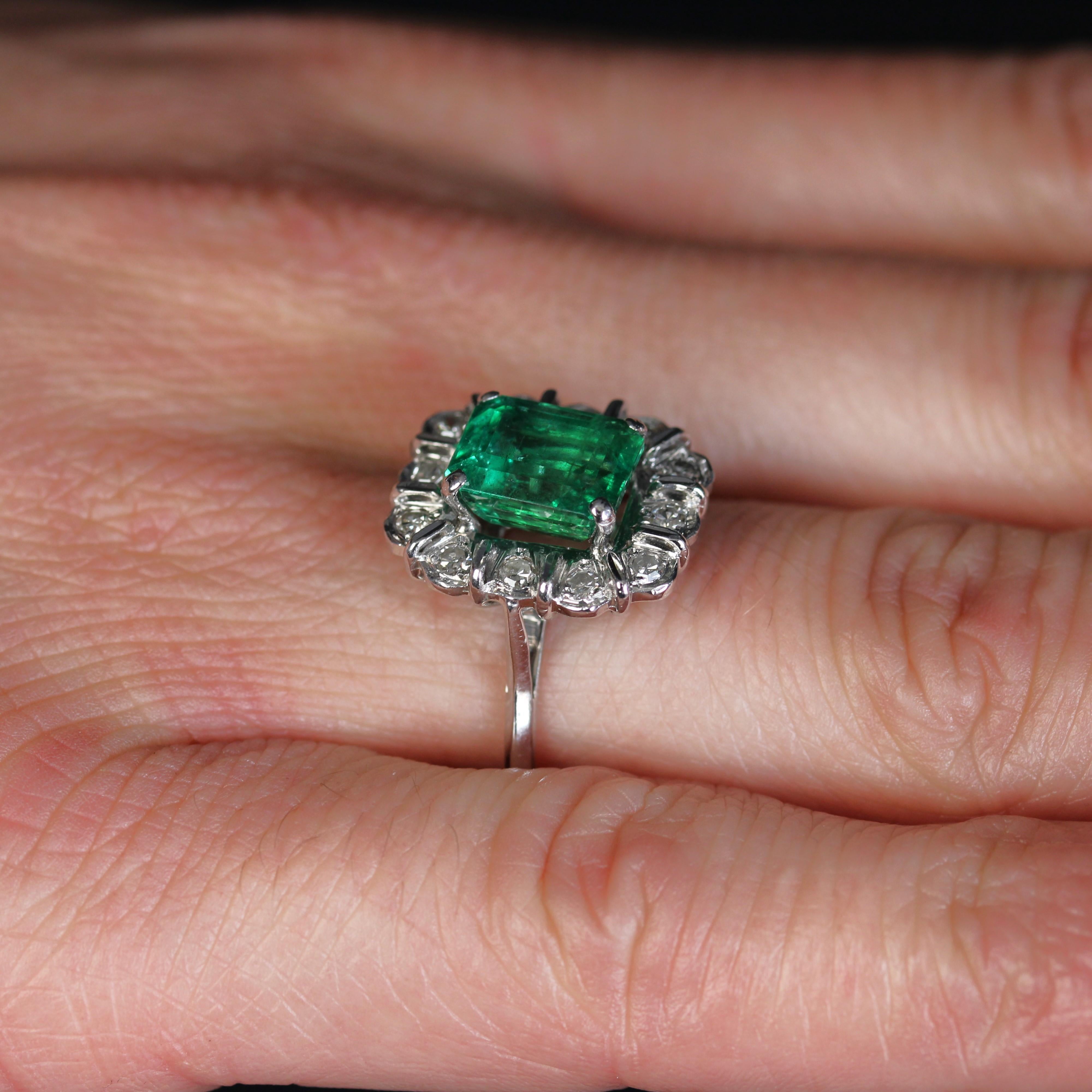 French 1970s Emerald Diamonds 18 Karat White Gold Rectangular Cluster Ring For Sale 6