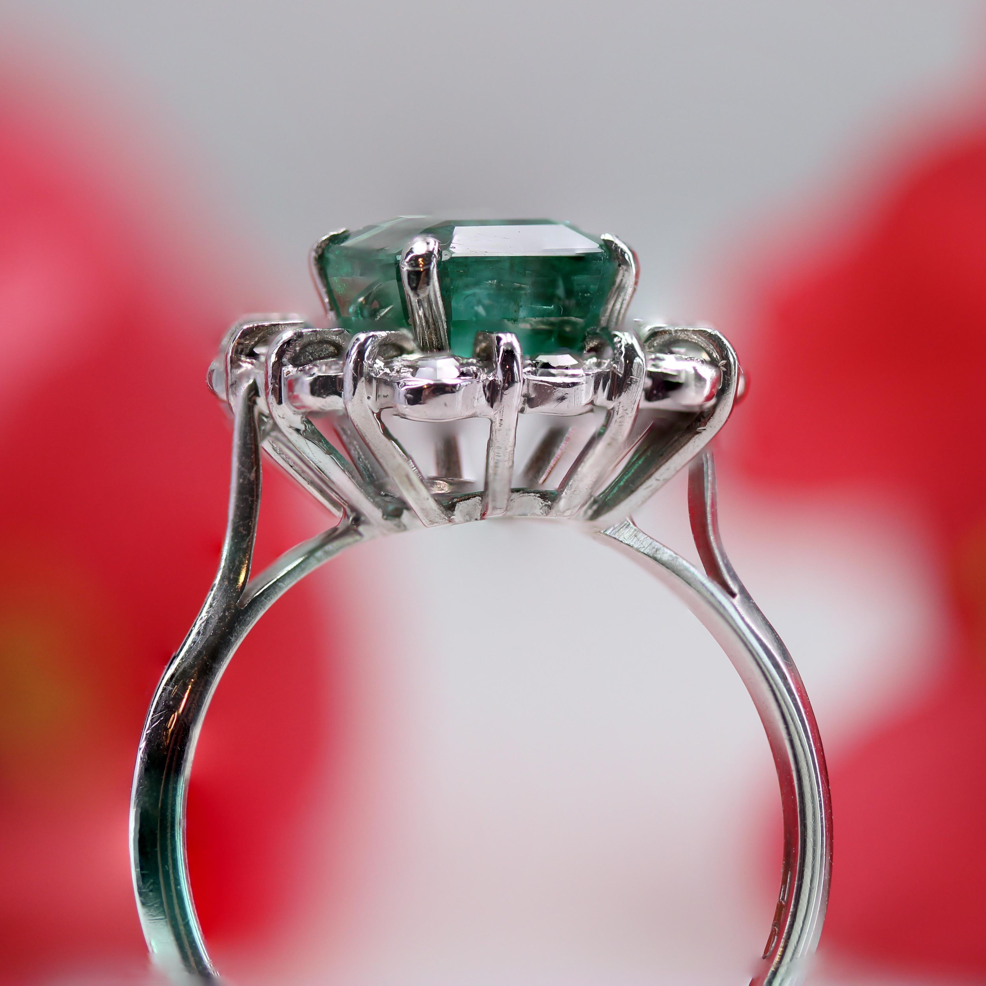 French 1970s Emerald Diamonds 18 Karat White Gold Rectangular Cluster Ring For Sale 7