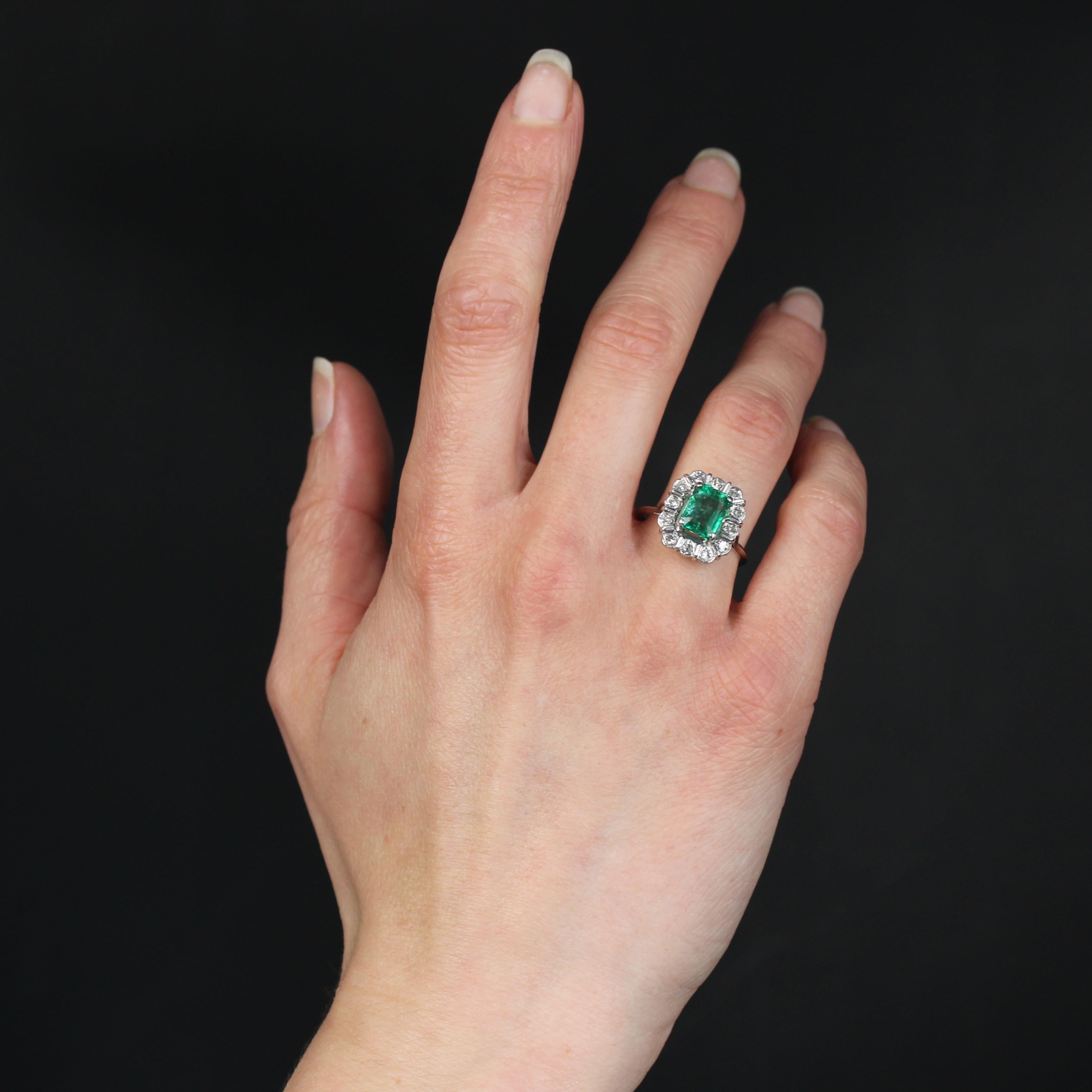 Französischer 1970er Smaragd Diamanten 18 Karat Weißgold Rechteckiger Cluster Ring (Smaragdschliff) im Angebot