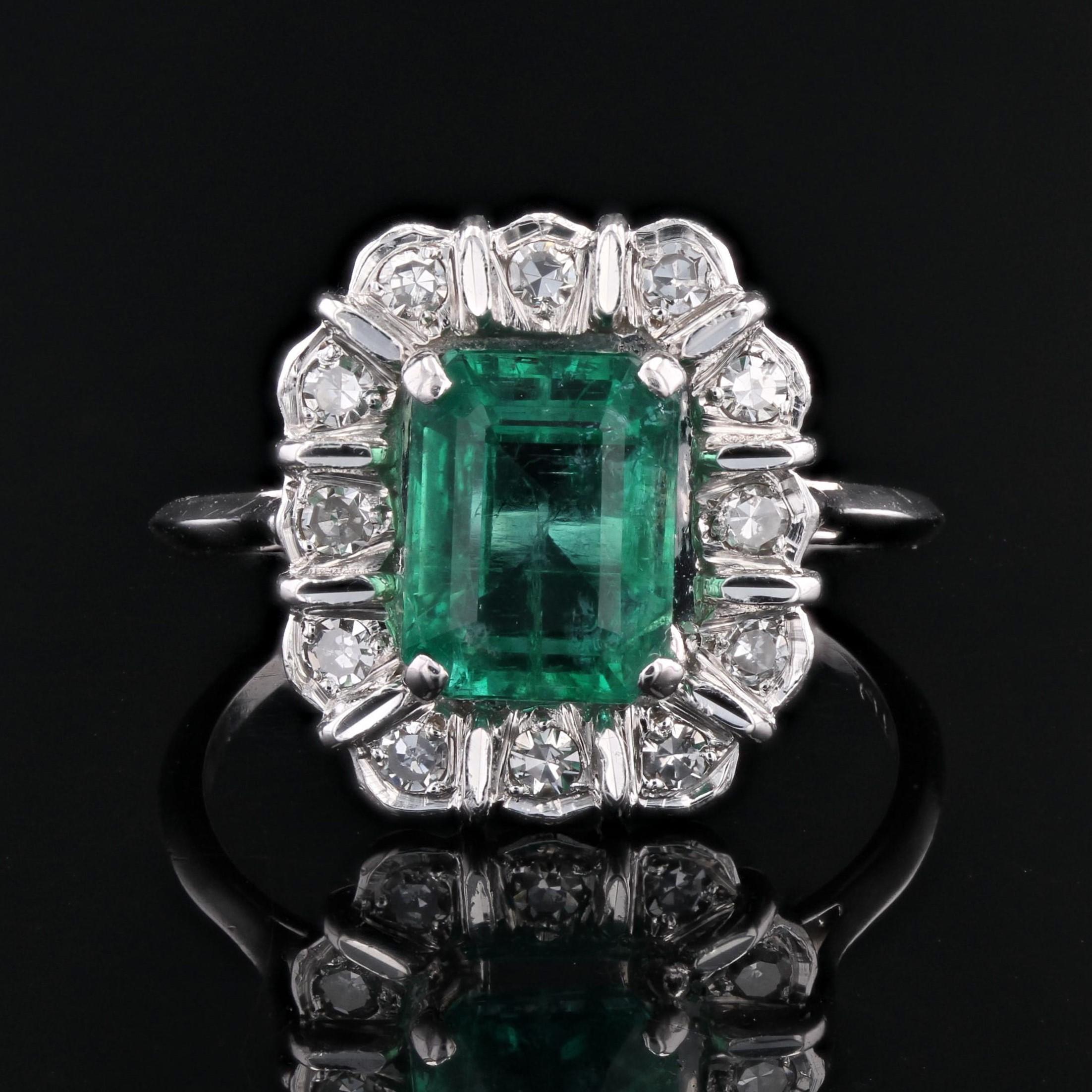French 1970s Emerald Diamonds 18 Karat White Gold Rectangular Cluster Ring In Excellent Condition For Sale In Poitiers, FR