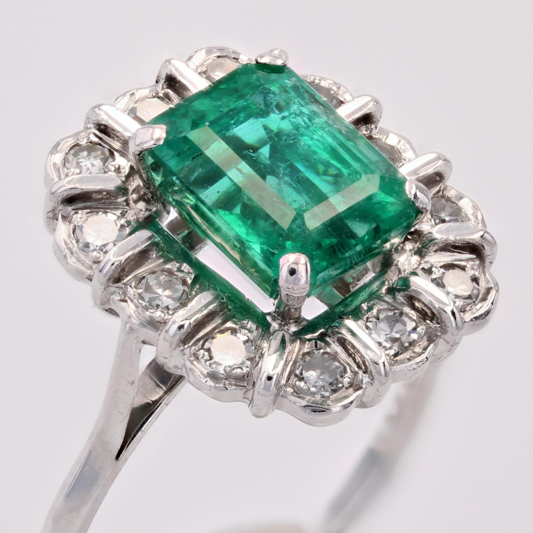 French 1970s Emerald Diamonds 18 Karat White Gold Rectangular Cluster Ring For Sale 3
