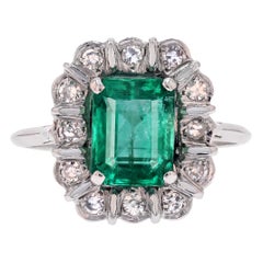 Bague grappe rectangulaire en or blanc 18 carats, diamants et émeraudes, France, années 1970