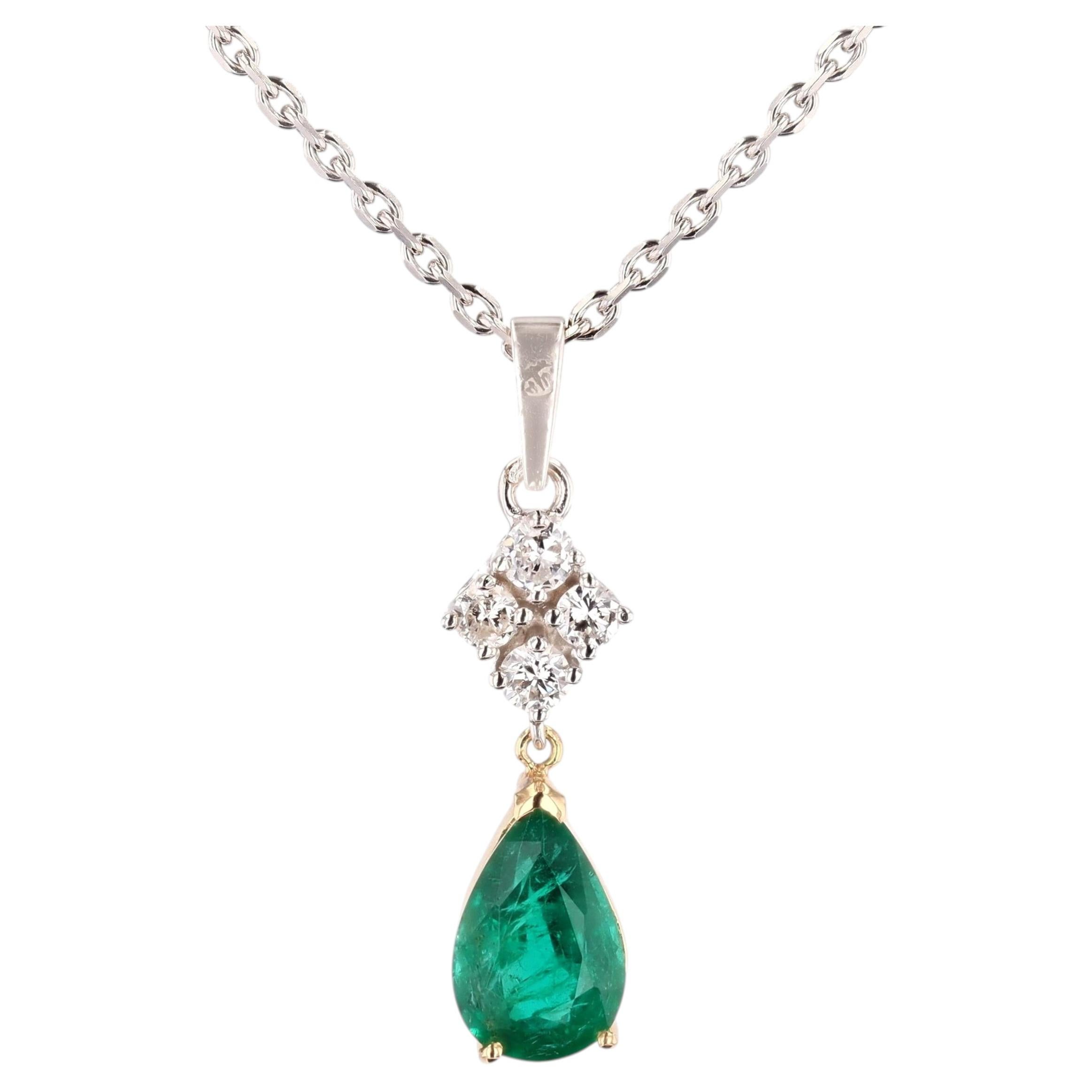 French 1970s Emerald Diamonds 18 Karat White Yellow Gold Pendant Chain Necklace For Sale