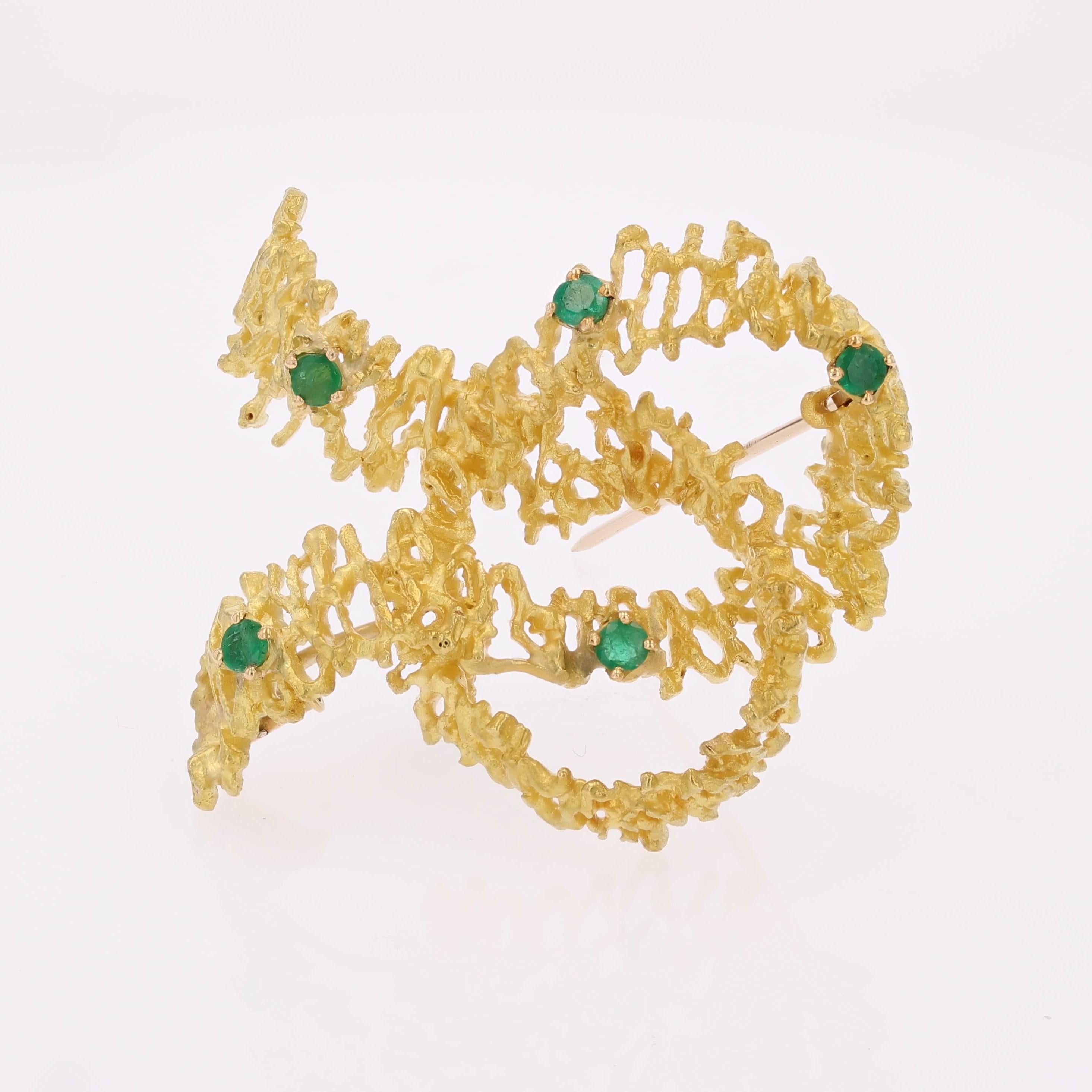 French 1970s Emeralds 18 Karat Yellow Amati Gold  Knotted Ribbon Brooch en vente 5
