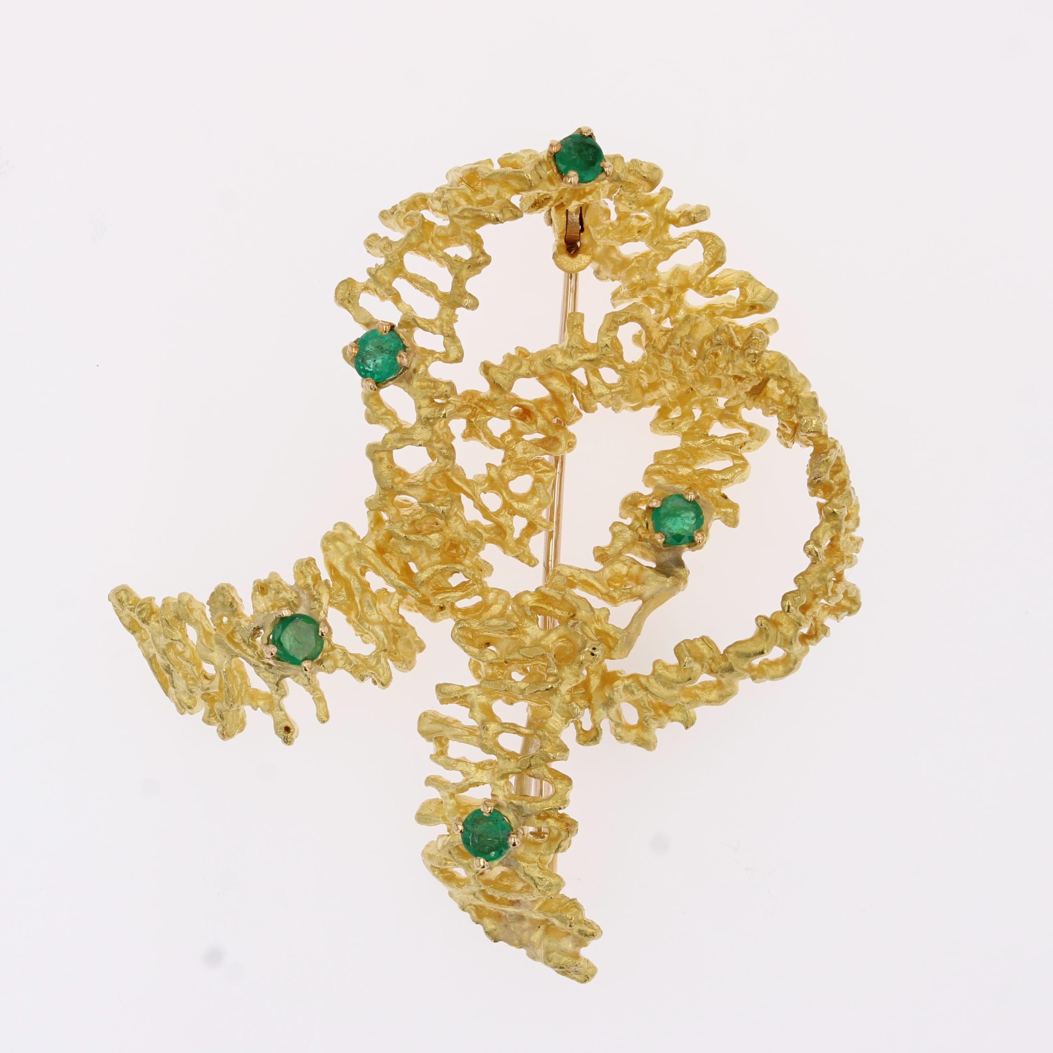 French 1970s Emeralds 18 Karat Yellow Amati Gold  Knotted Ribbon Brooch en vente 6