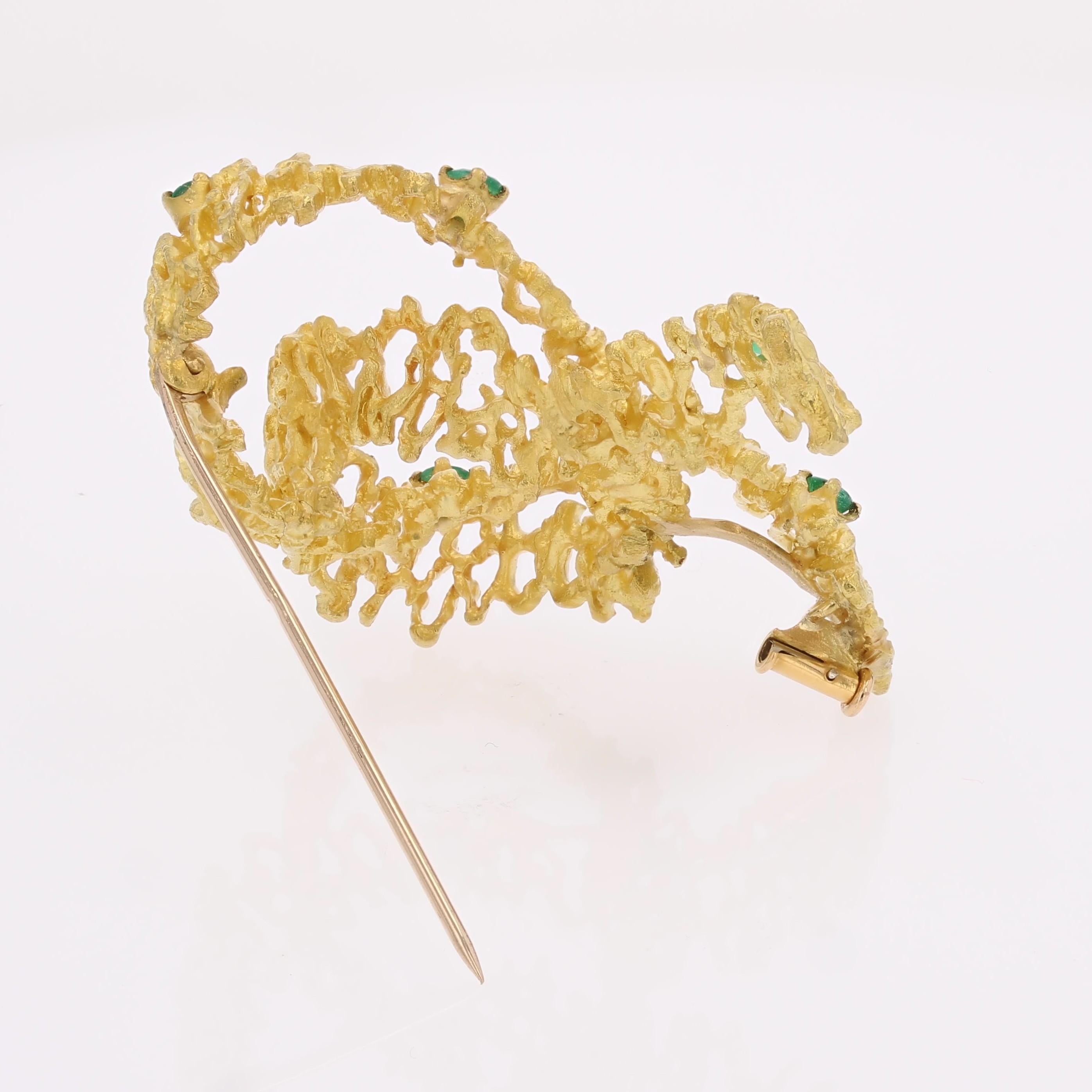 French 1970s Emeralds 18 Karat Yellow Amati Gold  Knotted Ribbon Brooch Bon état - En vente à Poitiers, FR