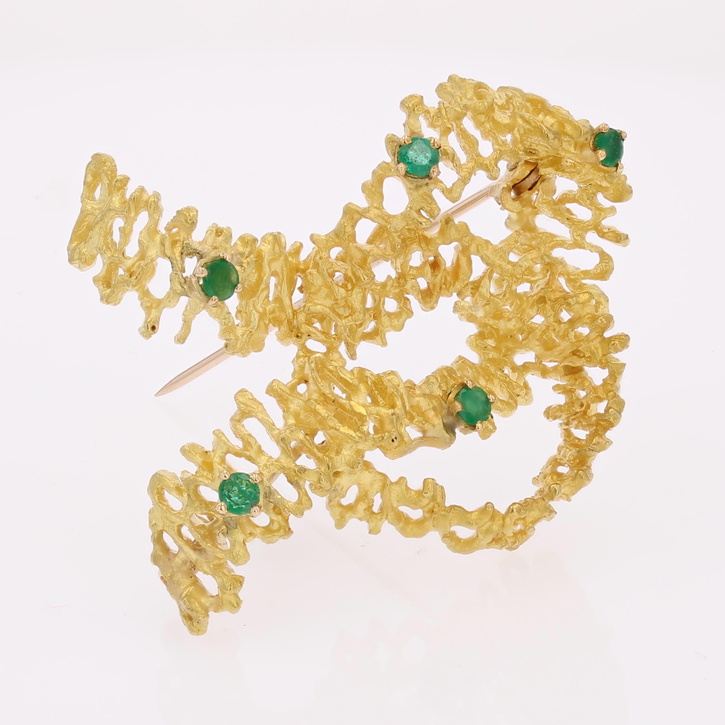 French 1970s Emeralds 18 Karat Yellow Amati Gold  Knotted Ribbon Brooch Pour femmes en vente