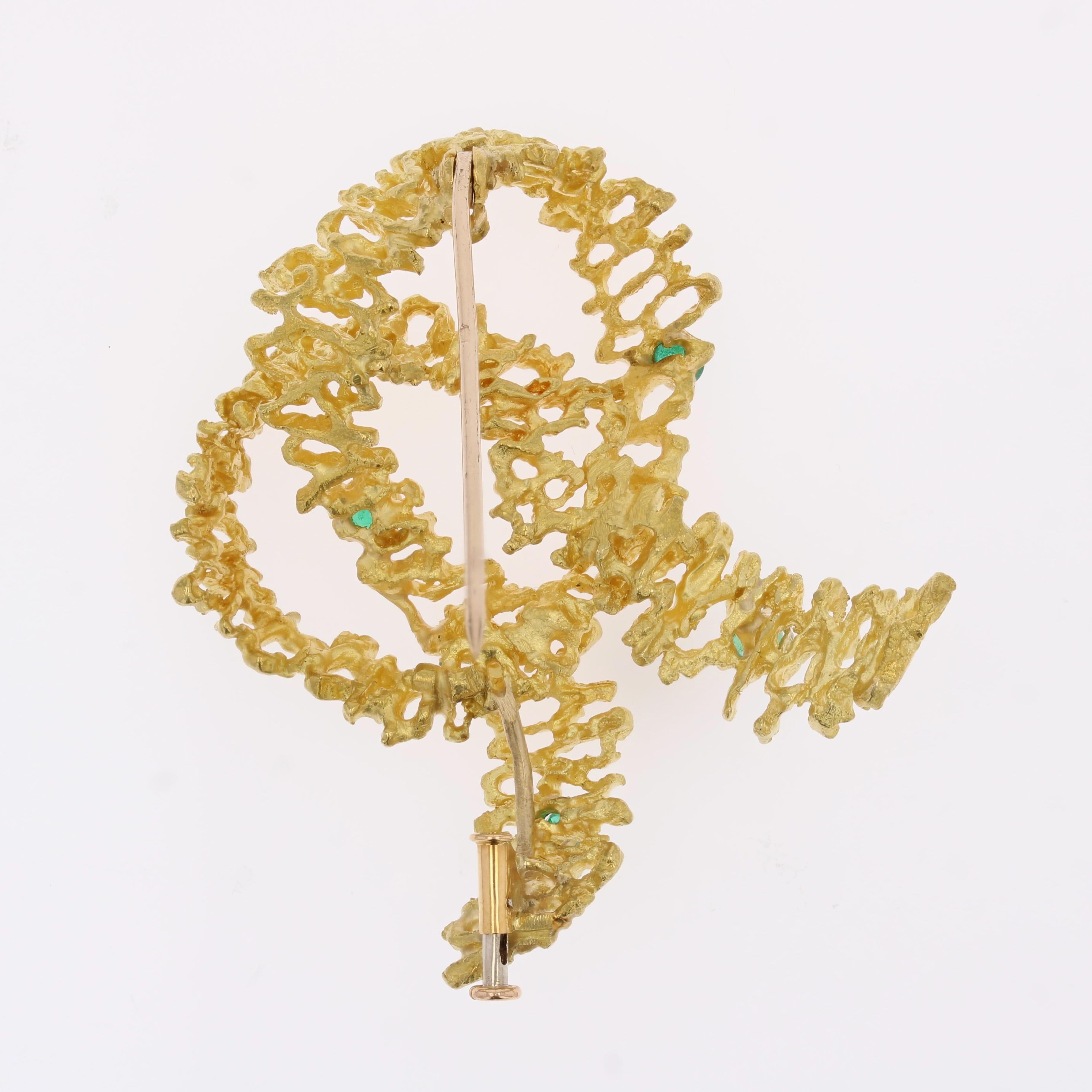French 1970s Emeralds 18 Karat Yellow Amati Gold  Knotted Ribbon Brooch en vente 1