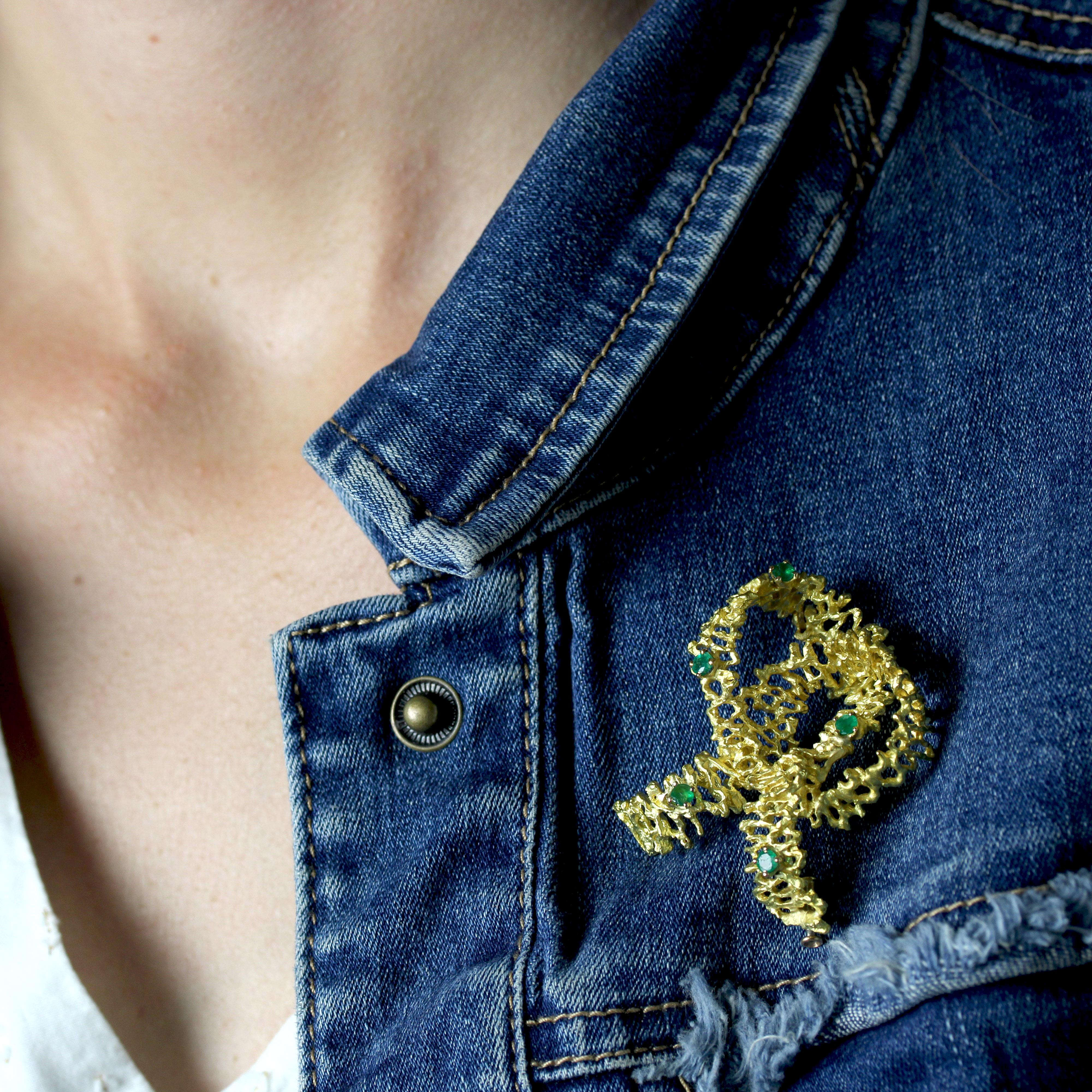 French 1970s Emeralds 18 Karat Yellow Amati Gold  Knotted Ribbon Brooch en vente 2