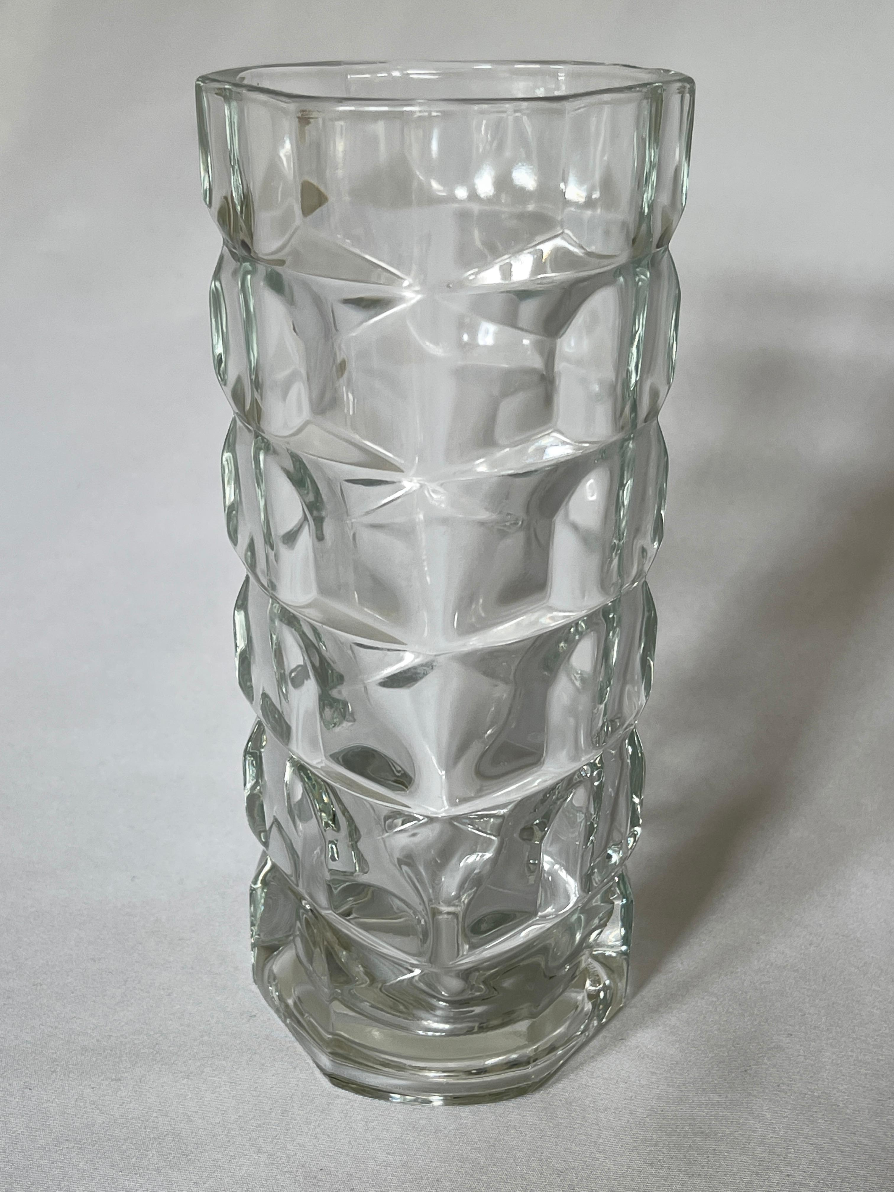 Magnifique vase en verre pressé transparent à trois faces de forme géométrique avec
Un poids lourd merveilleux reflète la lumière de manière brillante.
 Signé France en bas, vers les années 1970.
  