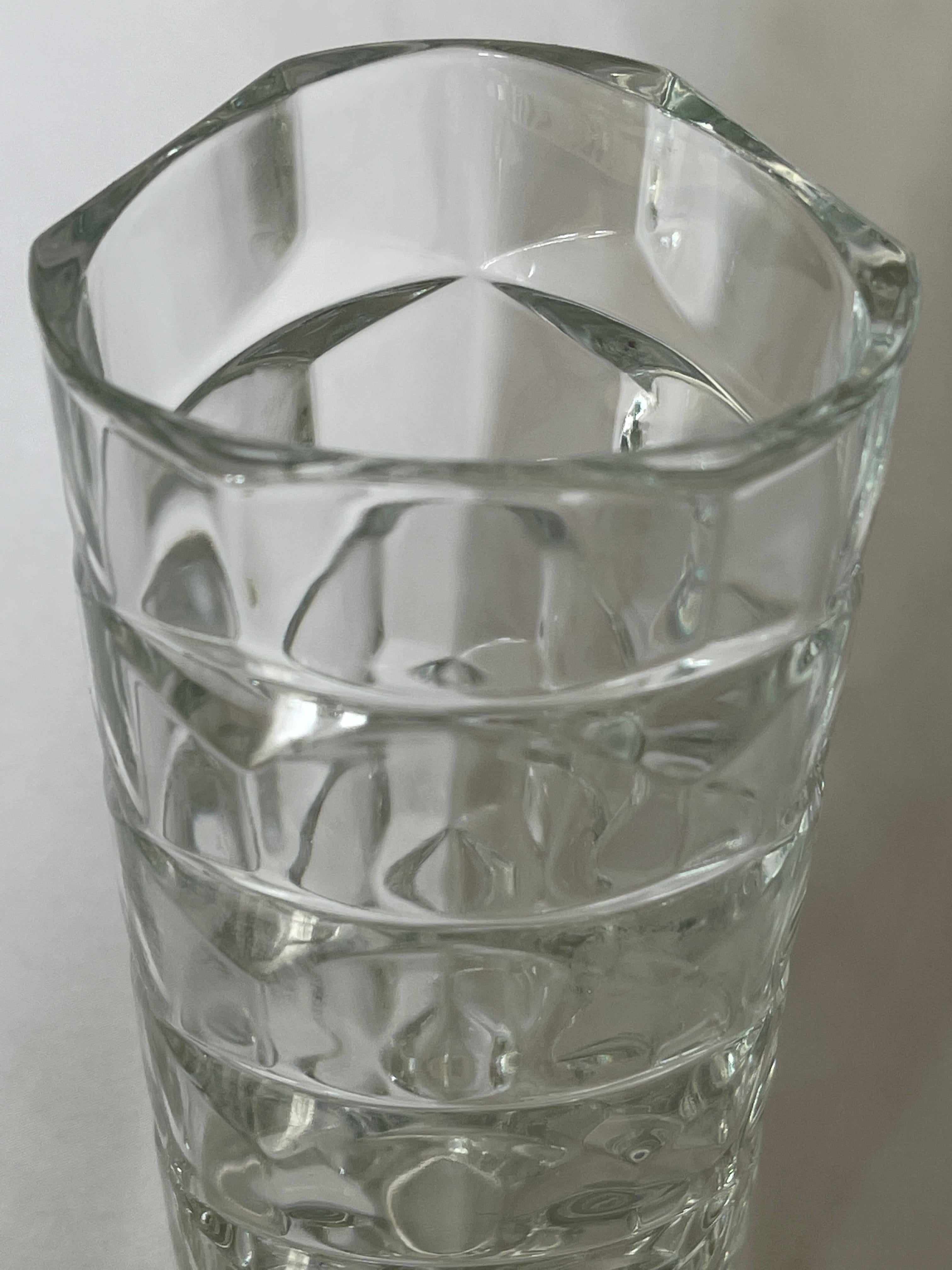 Mid-Century Modern Vase en verre pressé transparent de conception géométrique française des années 1970 en vente
