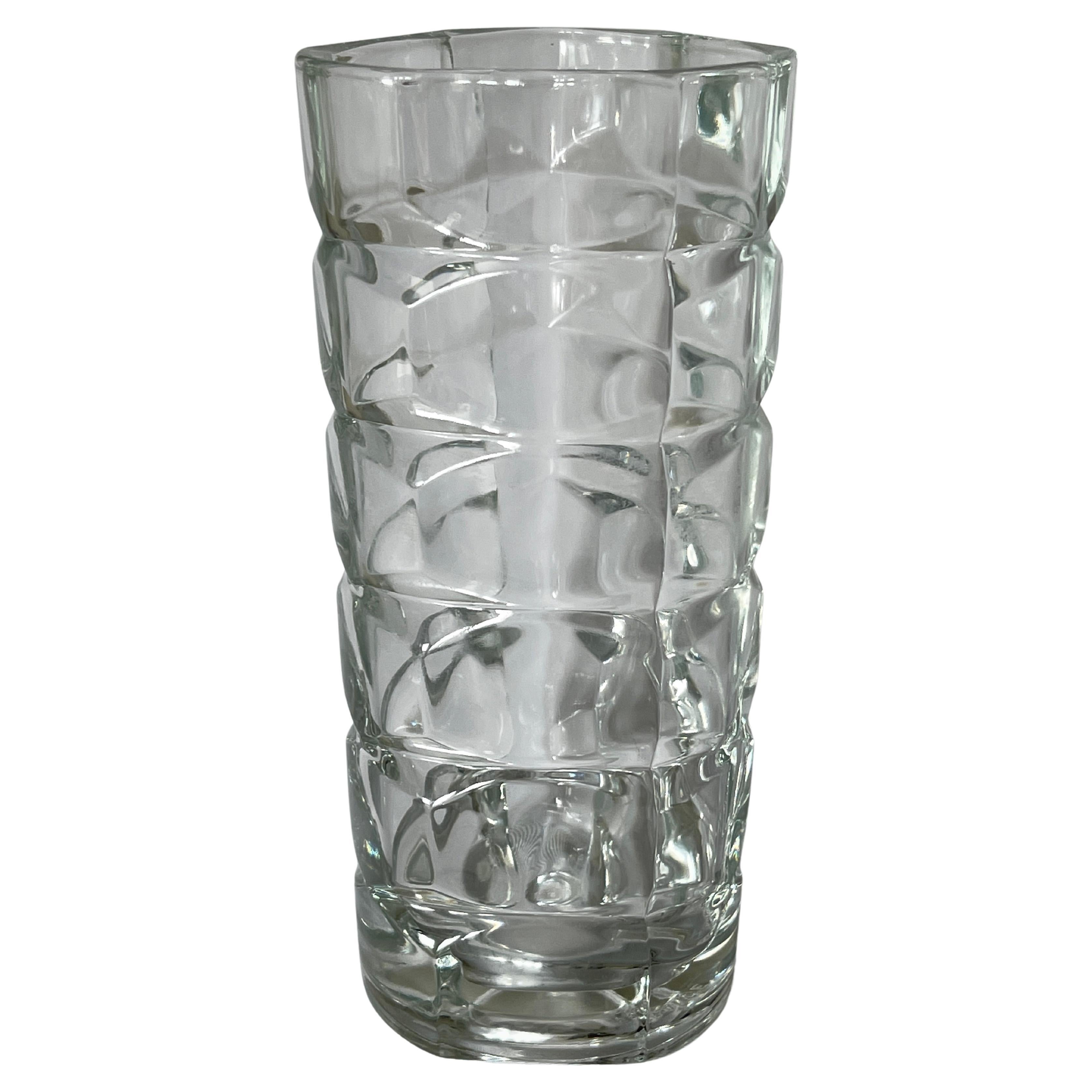 Vase en verre pressé transparent de conception géométrique française des années 1970