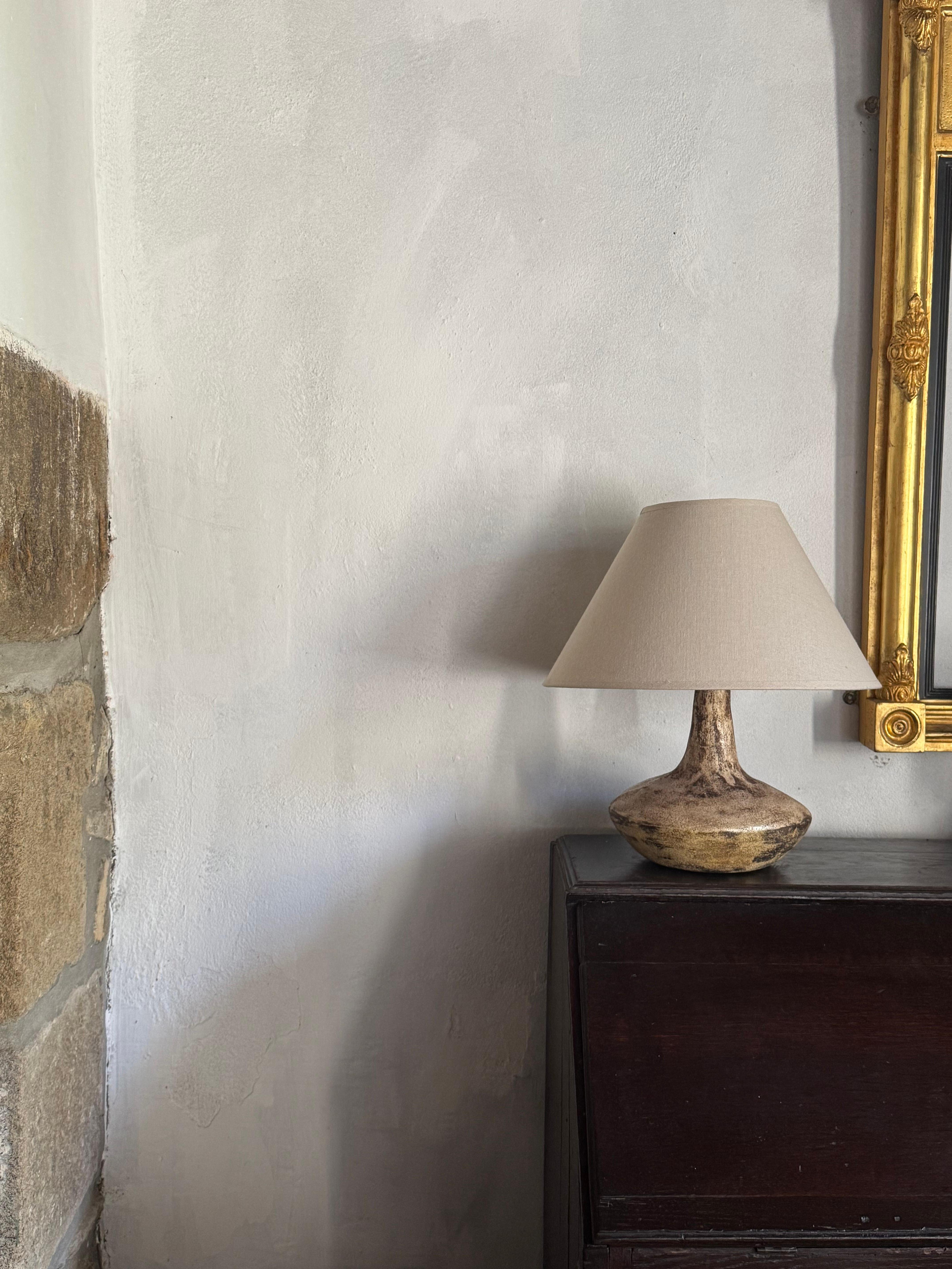Una bellissima lampada da tavolo in ceramica smaltata francese nello stile di Les Deux Poitiers. Indistintamente firmato e datato 1978. Il paralume è per mostrare la scala. La misura della parte superiore del paralume è di 44 cm. La lampada sarà