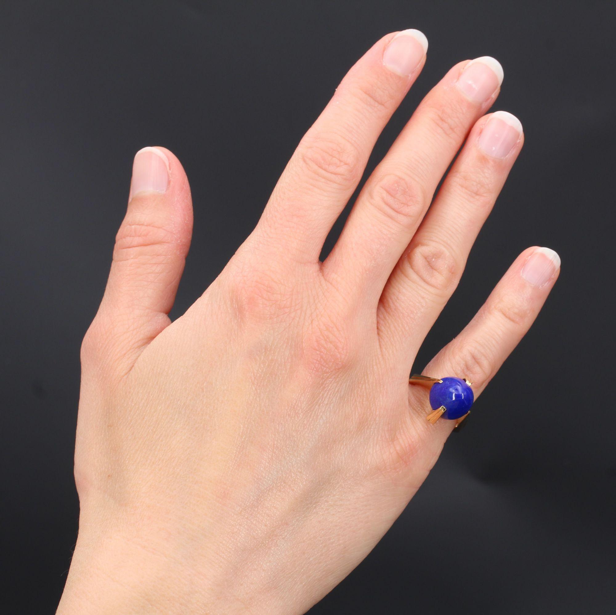 Ring in 18 karat yellow gold, eagle head hallmark.
Very geometrical, the top of this retro ring is decorated with a high cabochon of lapis lazuli held by 4 high claws. The flat ring ends at the base.
Weight of the lapis lazuli : 8.80 carats