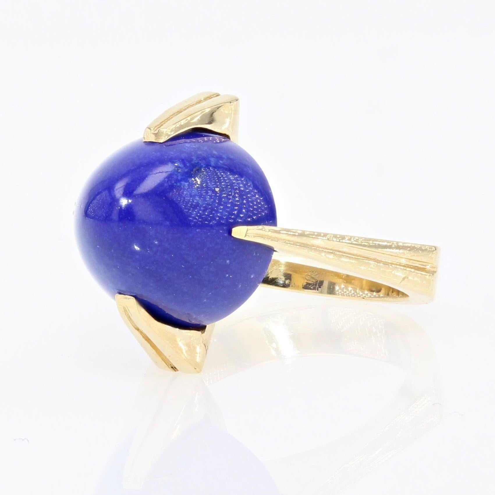Retro French 1970s Lapis Lazuli 18 Karat Yellow Gold Ring For Sale