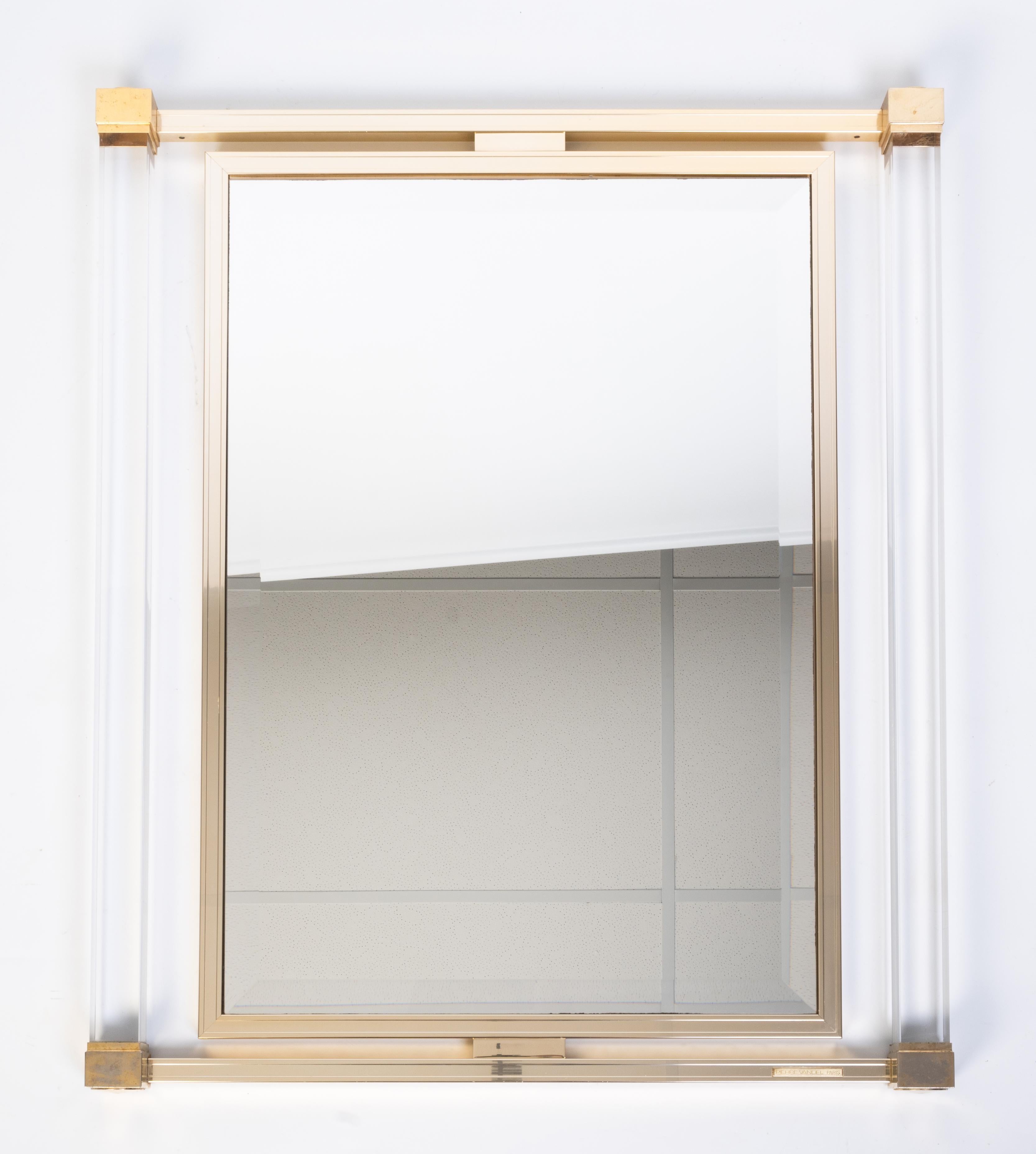 Specchio francese in lucite e lacca degli anni '70 di Pierre Vandel, Parigi

In buone condizioni commisurate all'età. 
Piccole ammaccature e perdita di lacca dorata sugli angoli inferiori.

Invia un messaggio per un preventivo di spedizione.