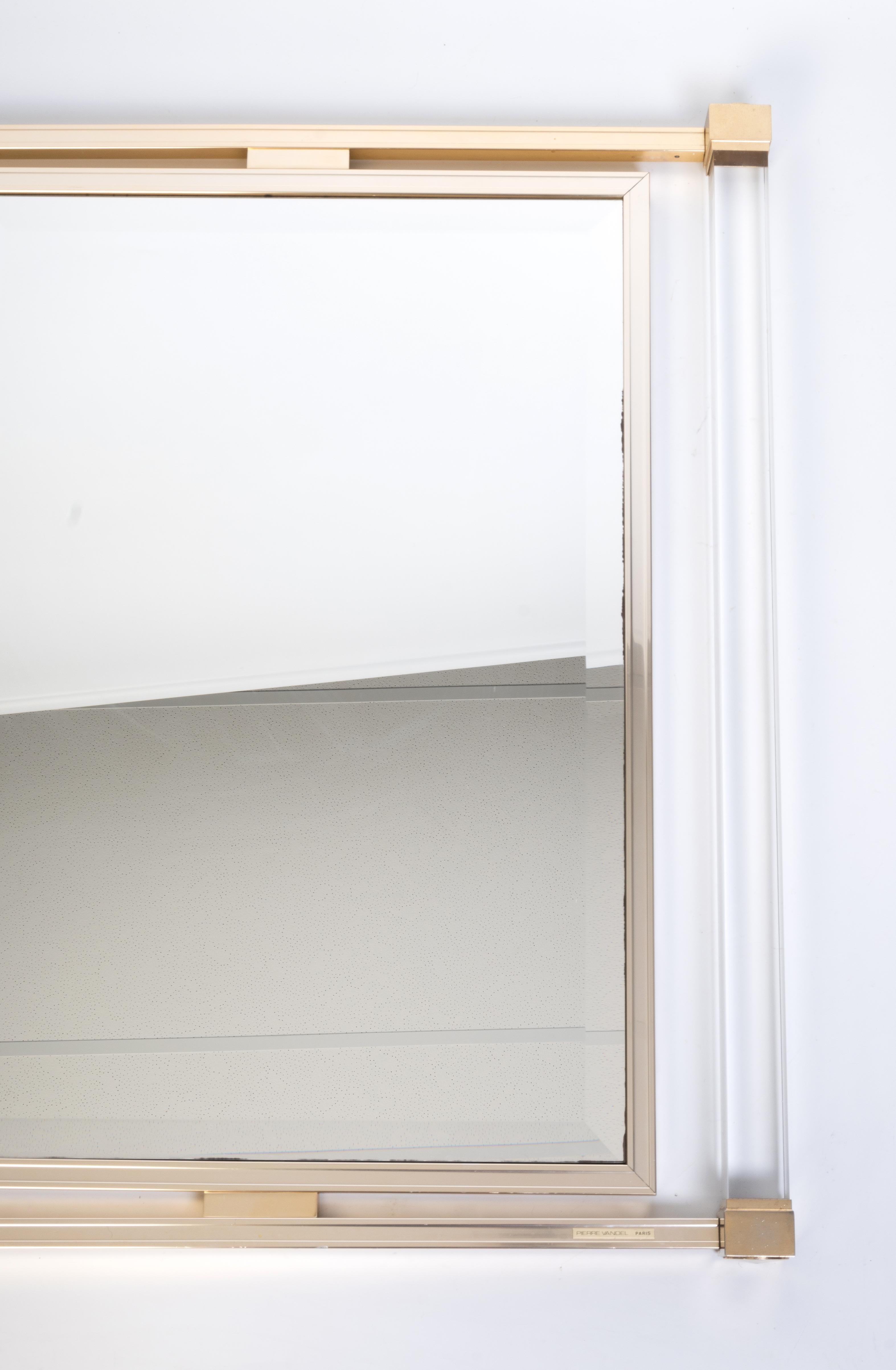 Specchio francese in lucite e lacca degli anni '70 di Pierre Vandel, Parigi

In buone condizioni commisurate all'età. 
Piccole macchie e perdita di lacca dorata sugli angoli.

Invia un messaggio per un preventivo di spedizione.