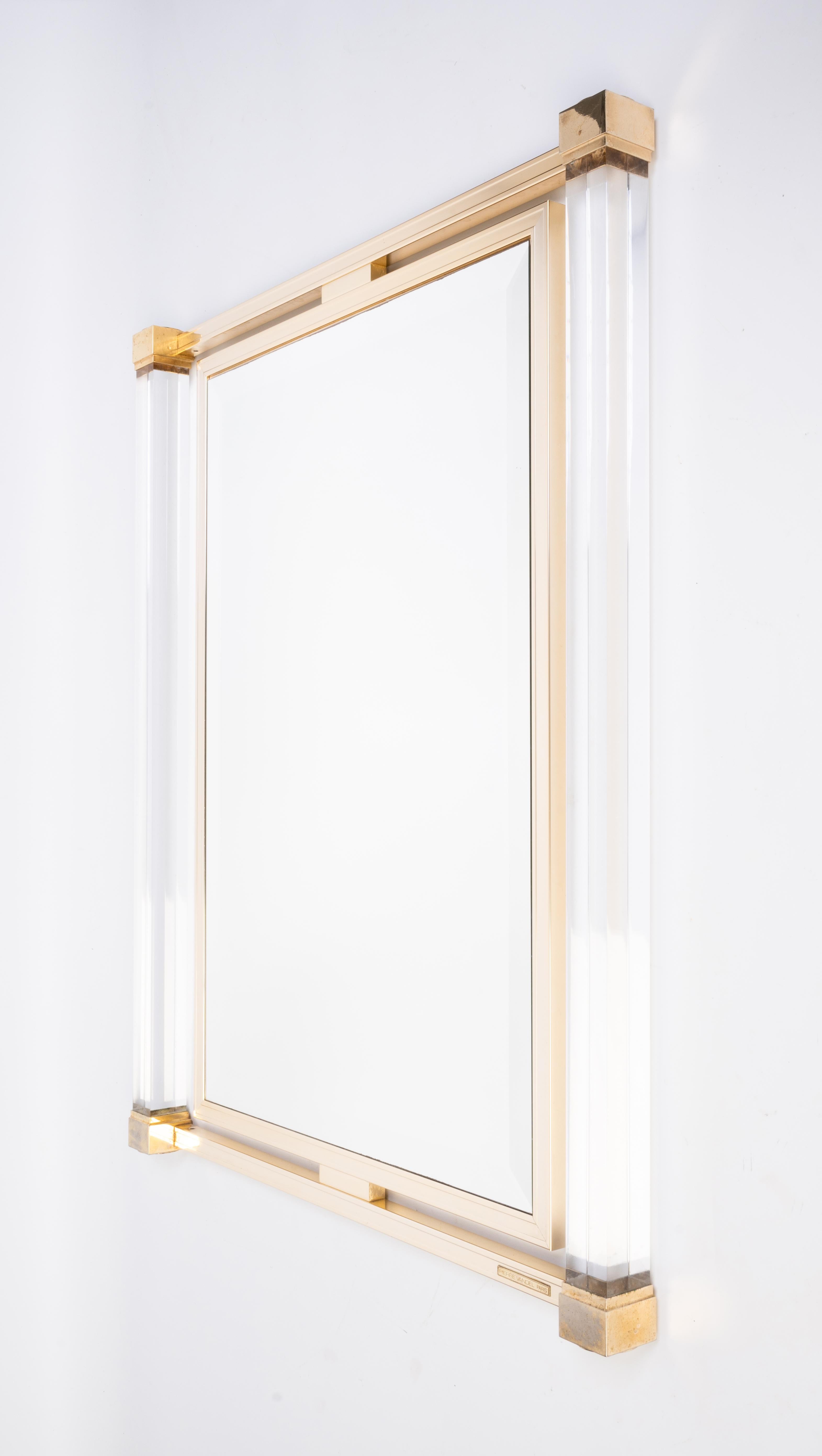 Laccato Specchio francese in lucite e lacca degli anni '70 di Pierre Vandel, Parigi in vendita