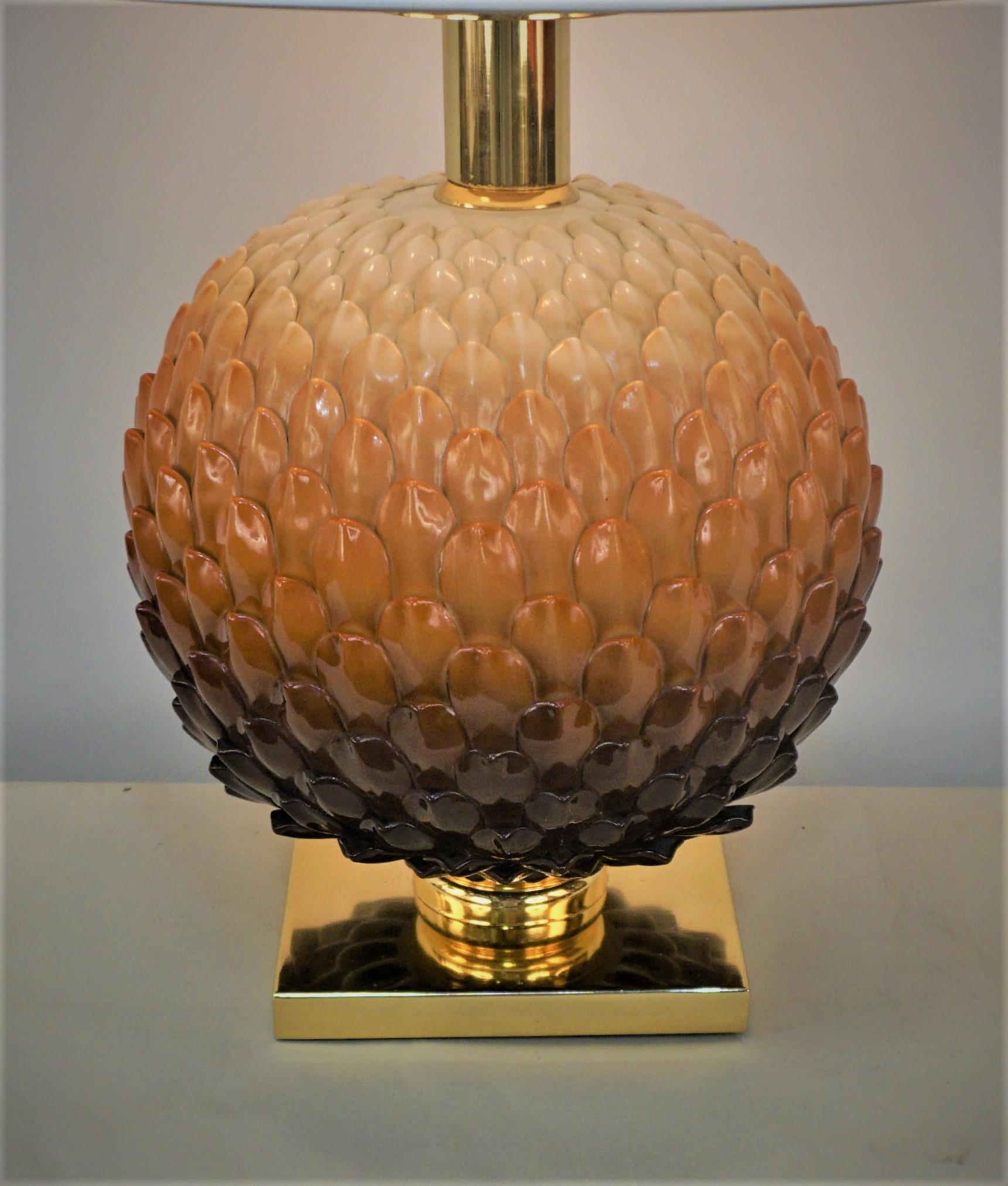 Modernes französisches Design aus braunem, rost- bis cremefarbenem Porzellan mit poliertem Sockel und Beschlägen aus Bonze.
Ausgestattet mit einem Lampenschirm aus Hartseide.