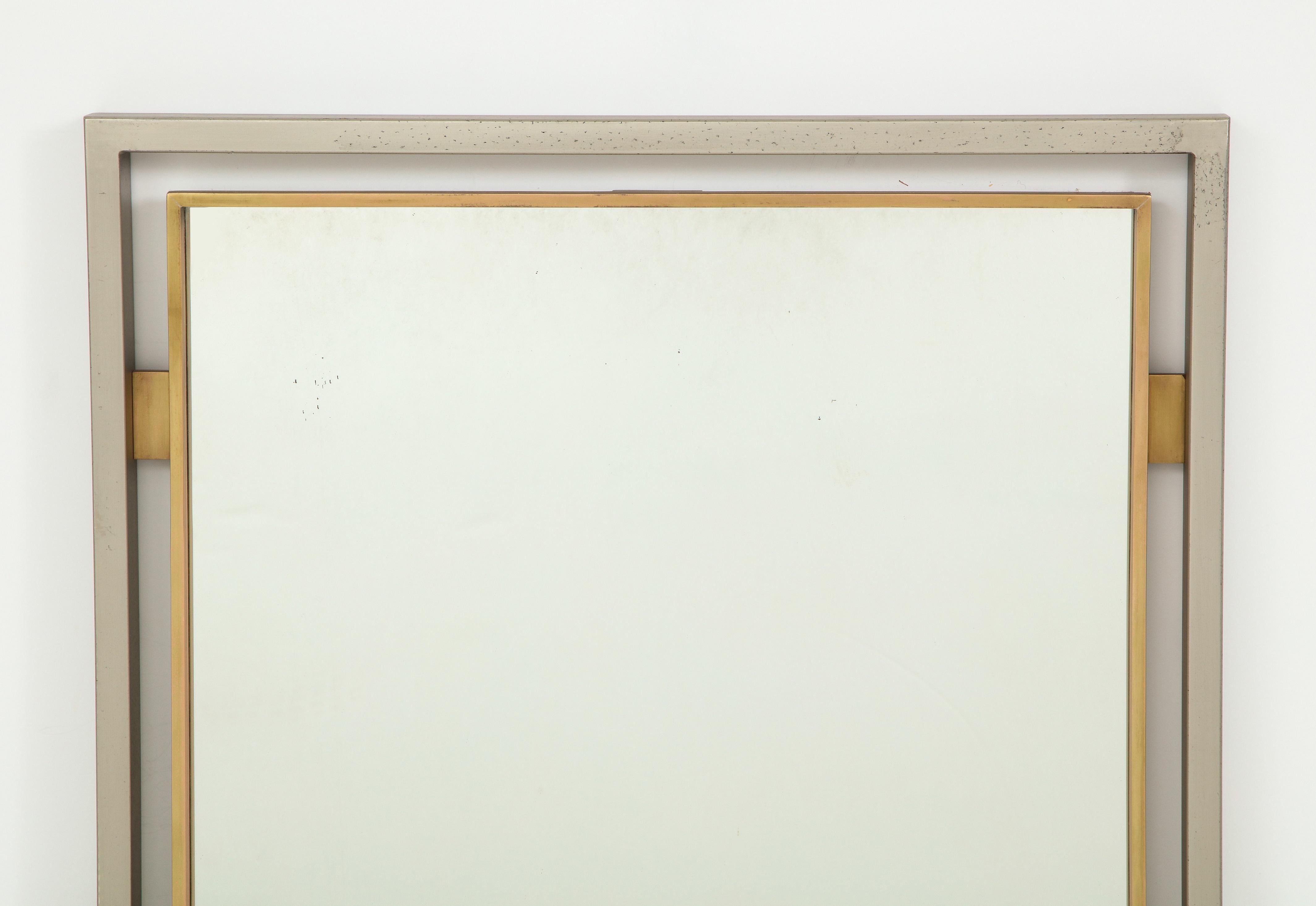 Miroir moderniste élégant en acier et laiton massif de Guy Lefevre pour Maison Jansen, années 1970. 
Taches d'oxydation sur le cadre en acier (voir photos), sinon en excellent état vintage.
 
