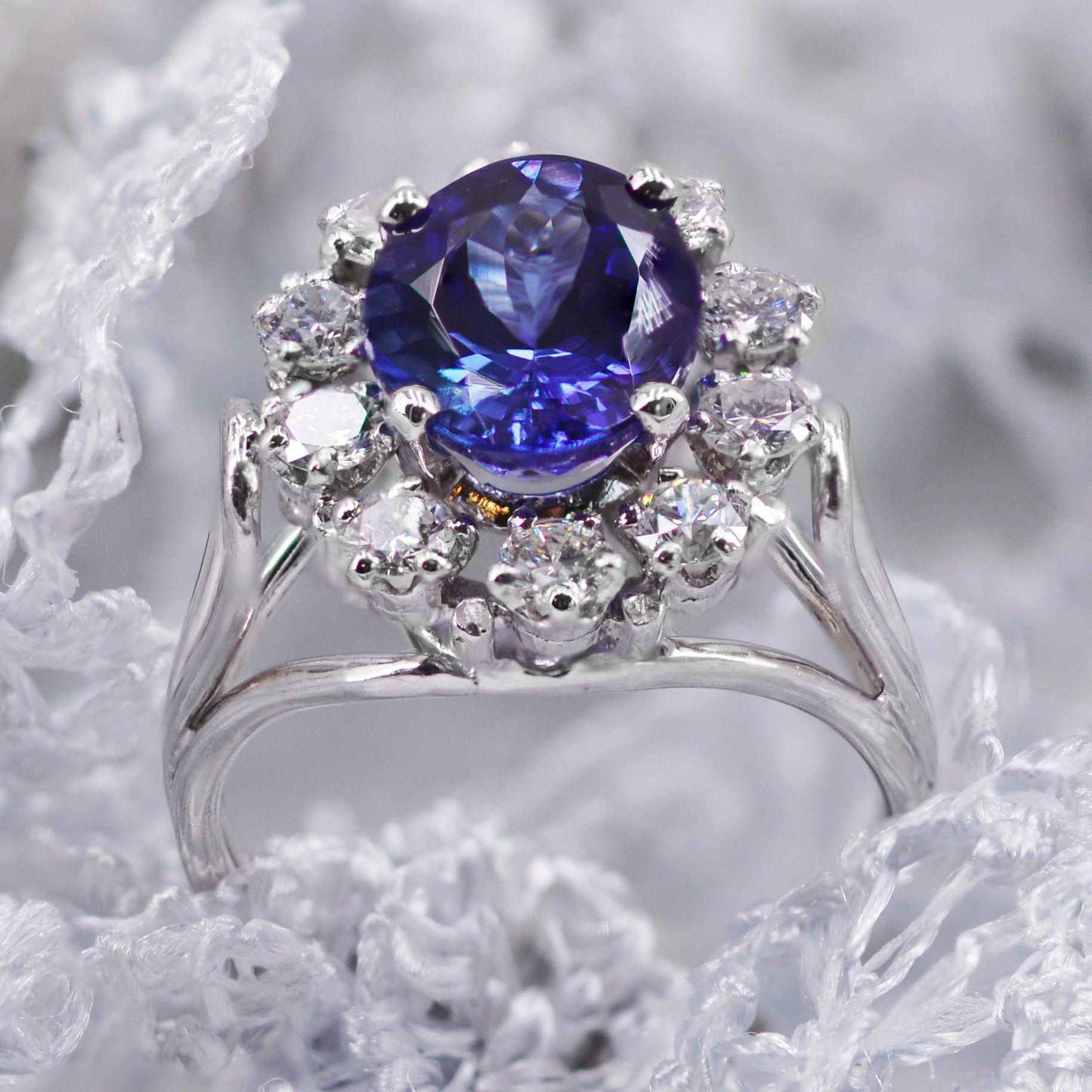 French 1970s Natural NO Heat Tanzanite Diamonds 18 Karat White Gold Ring For Sale 3