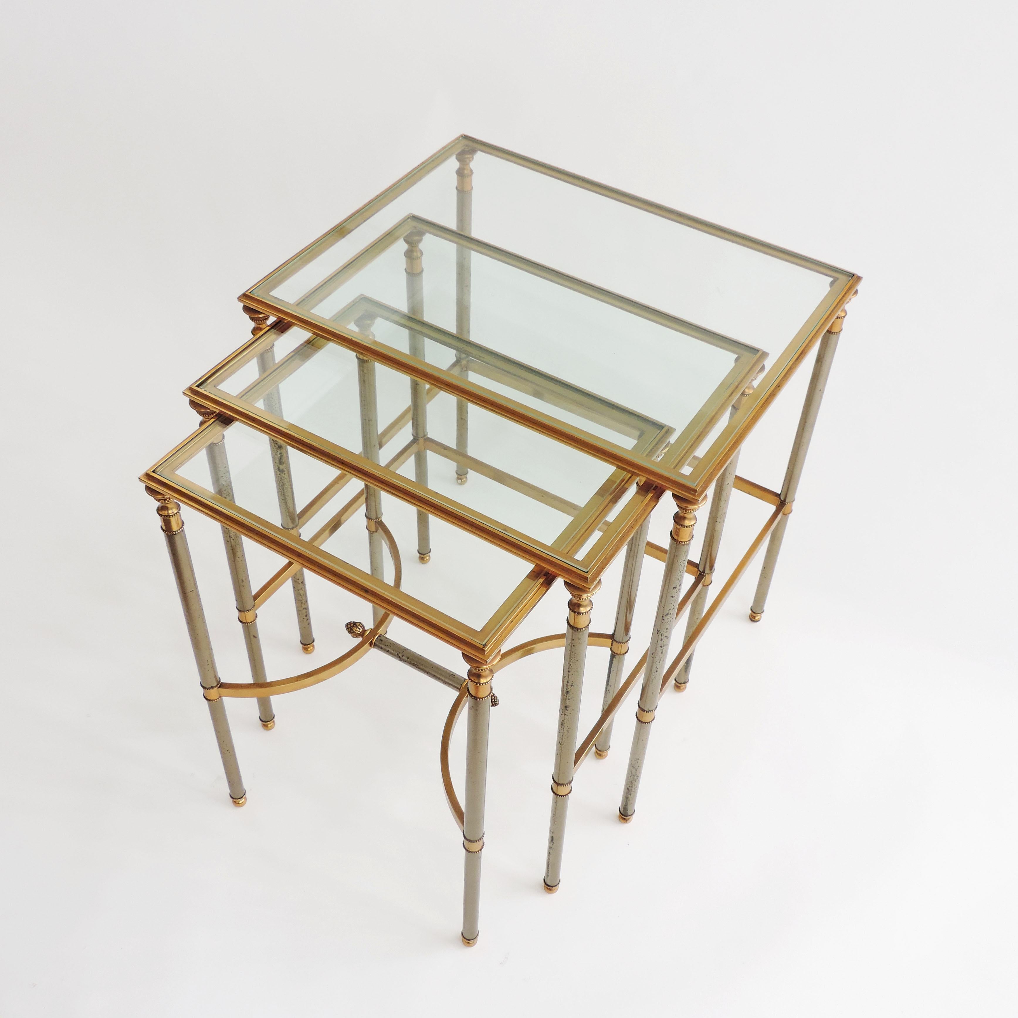 Französische neoklassizistische Tische aus Stahl und Messing aus den 1970er Jahren.
Dem Maison Jansen zugeschrieben.