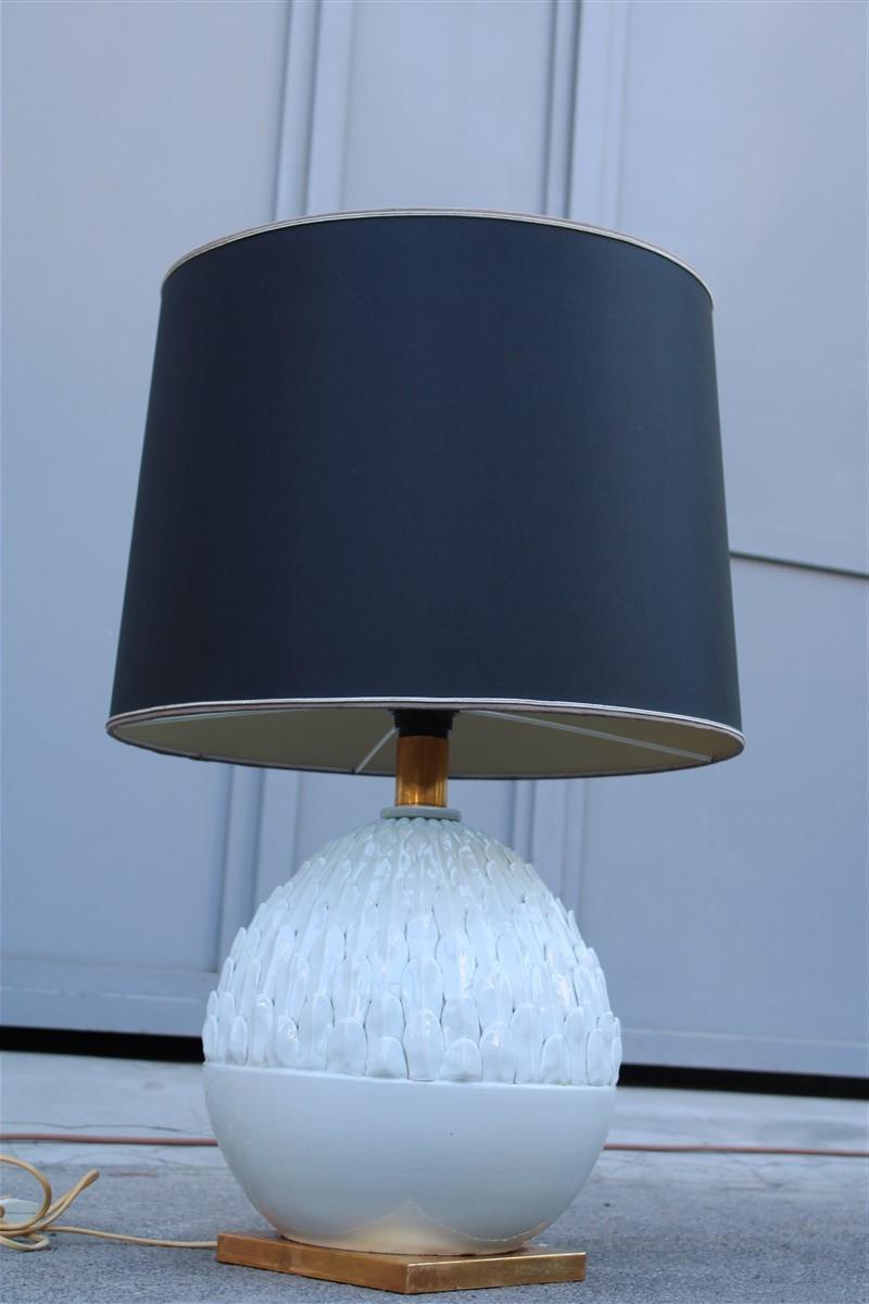Französisches Design 1970er Jahre Pinienzapfen Tischlampe in modelliert von Hand Porzellan, Messing Basis in schwarzer Seide Kuppel.
Wird Maison Jansen zugeschrieben.
Maße: Höhe des Mittelstammes 45 cm, Durchmesser 32 cm.