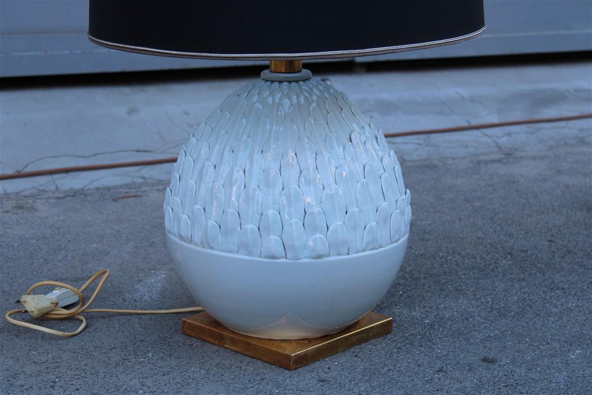 Französische Kiefernholzkegel-Tischlampe, handgefertigt aus Porzellan und Messing, Maison Jansen, 1970er Jahre (Moderne der Mitte des Jahrhunderts) im Angebot