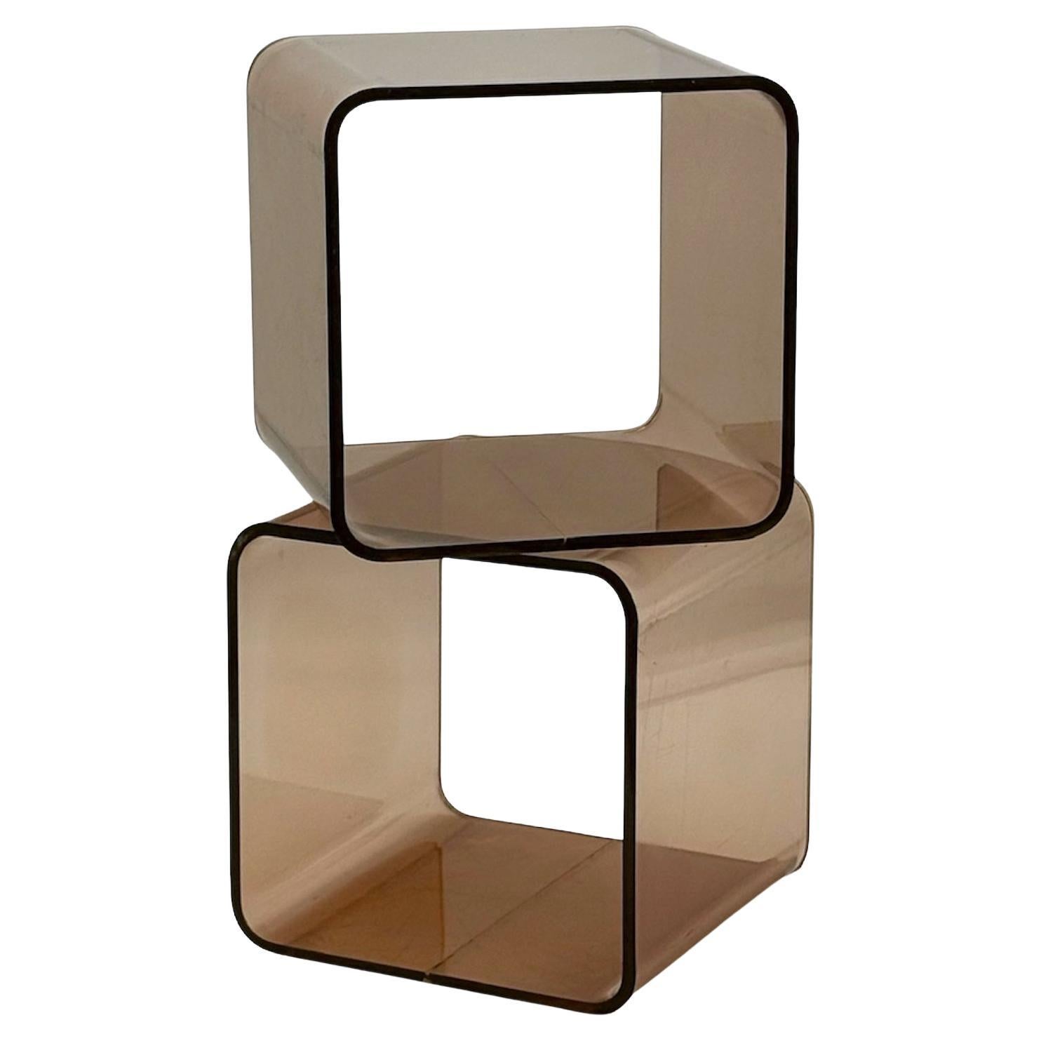 Questa rara coppia di cubi modulari in plexiglass francese degli anni '70 rappresenta l'uso innovativo della plastica nell'era dell'A Space. Ogni cubo è realizzato con lastre di PMMA affumicato, piegate a caldo in forme geometriche morbide con